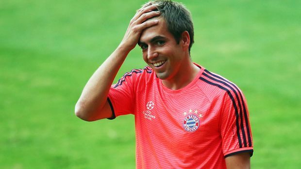 
                <strong>Rechter Verteidiger: Philipp Lahm</strong><br>
                Rechter Verteidiger: Philipp Lahm. Alsonso lobt vor allem Lahms Führungsqualitäten und nennt ihn "einen der fünf besten Verteidiger der letzten zehn Jahre."
              