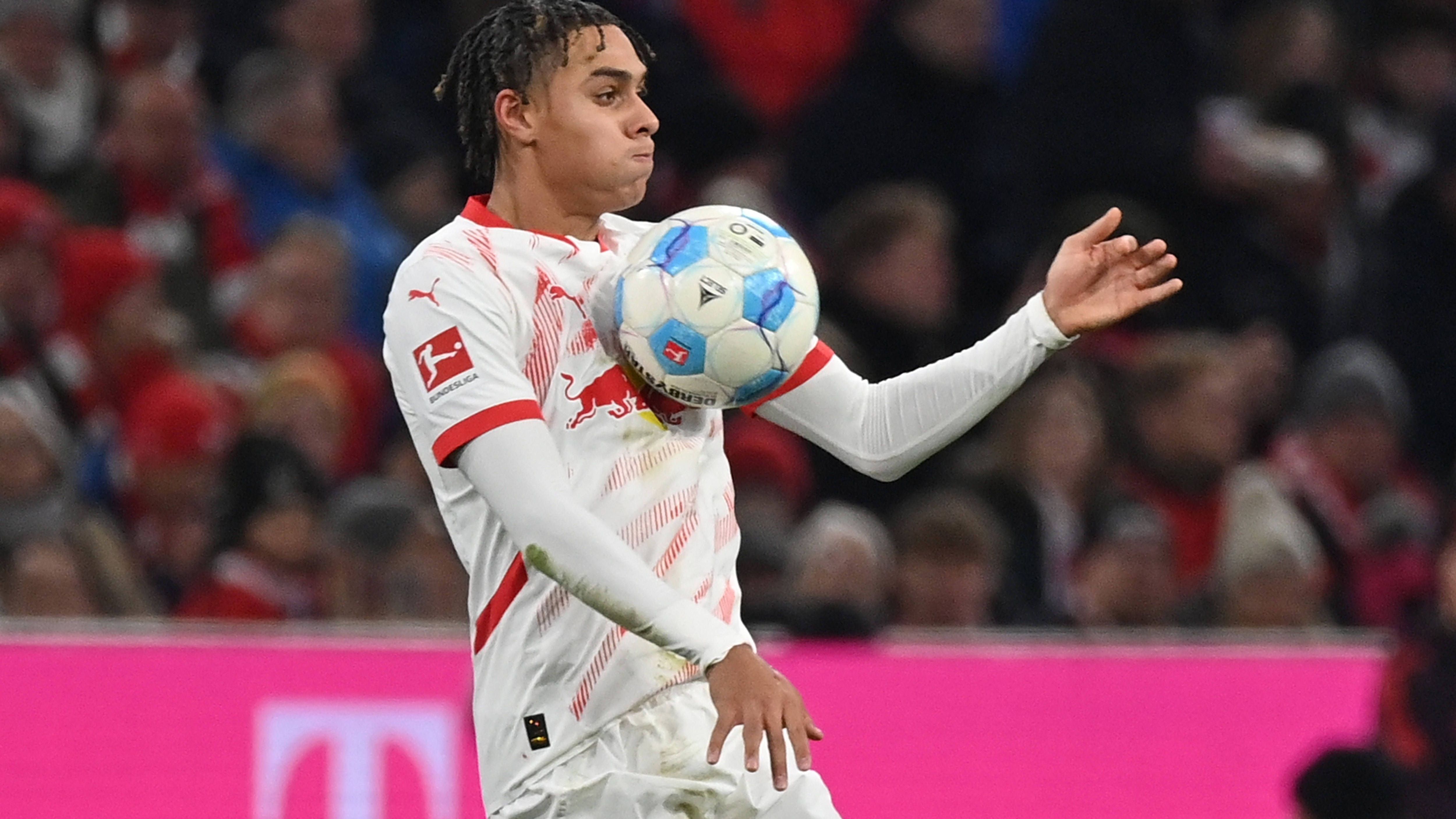 <strong>Antonio Nusa (RB Leipzig)</strong>&nbsp;<br>Die Voraussetzungen für Antonio Nusa bei RB Leipzig waren durchaus kompliziert. Durch die Verletzung von Xavi Simons und dem Weggang von Dani Olmo, musste Nusa schon viel früher zeigen, dass er ein Großer werden kann. Konstant ist das dem jungen Norweger noch nicht gelungen, jedoch blitzte sein Potenzial immer wieder auf. Im Pokal erledigte der 19-Jährige zum Beispiel die Eintracht mit drei Assists.