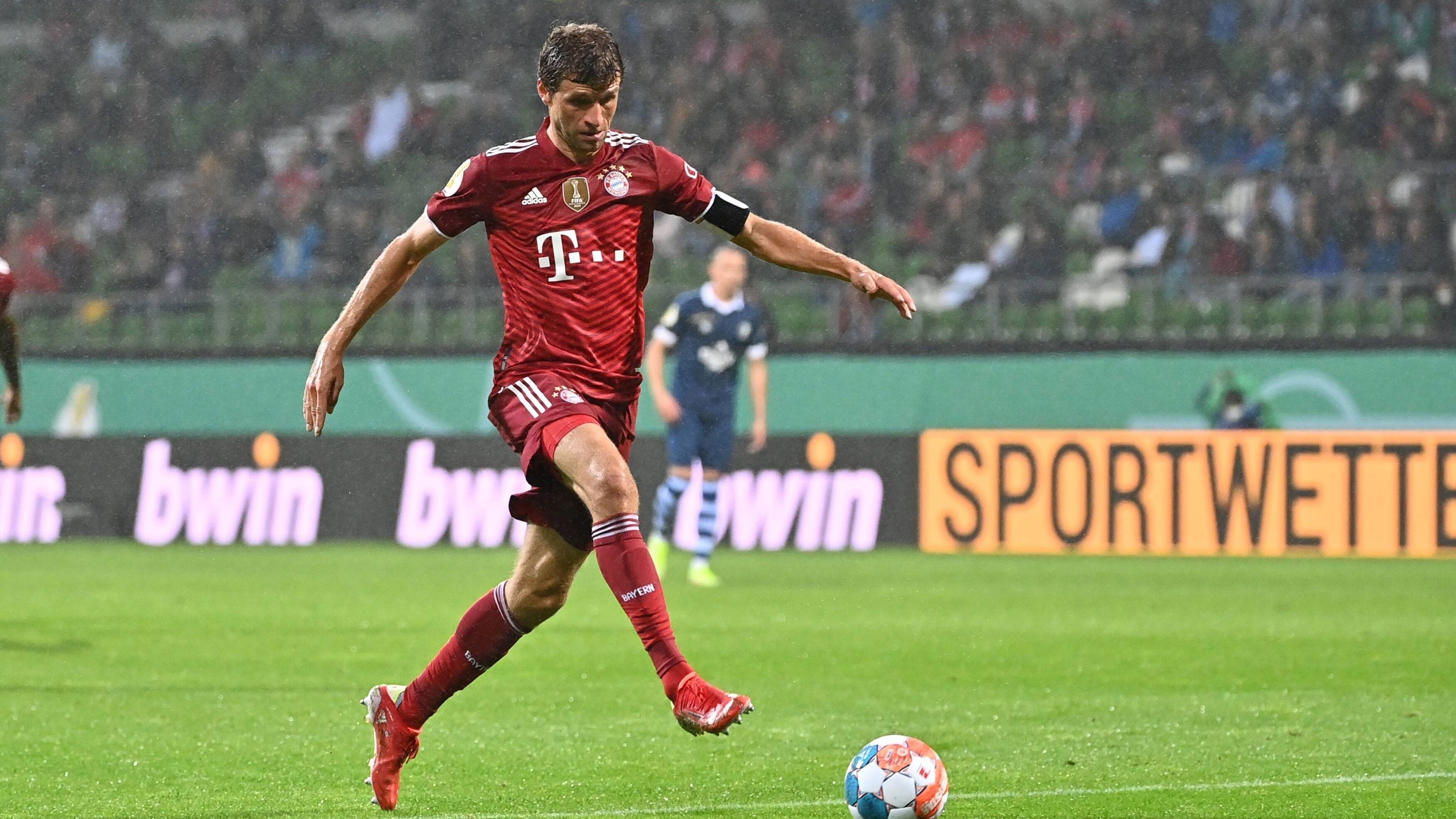 
                <strong>Thomas Müller</strong><br>
                Dem Raumdeuter gelingt wenig, egal ob selbst in aussichtsreicher Position oder als Vorlagengeber agiert Müller meist umständlich und unsauber. Auch bei seinem Assist zum 5:0 etwas im Glück, dass der Ball noch durchrutscht. Hat zur Pause mit 70 Prozent die schwächste Passquote bei den Bayern und bleibt in der Kabine. ran-Note: 3
              