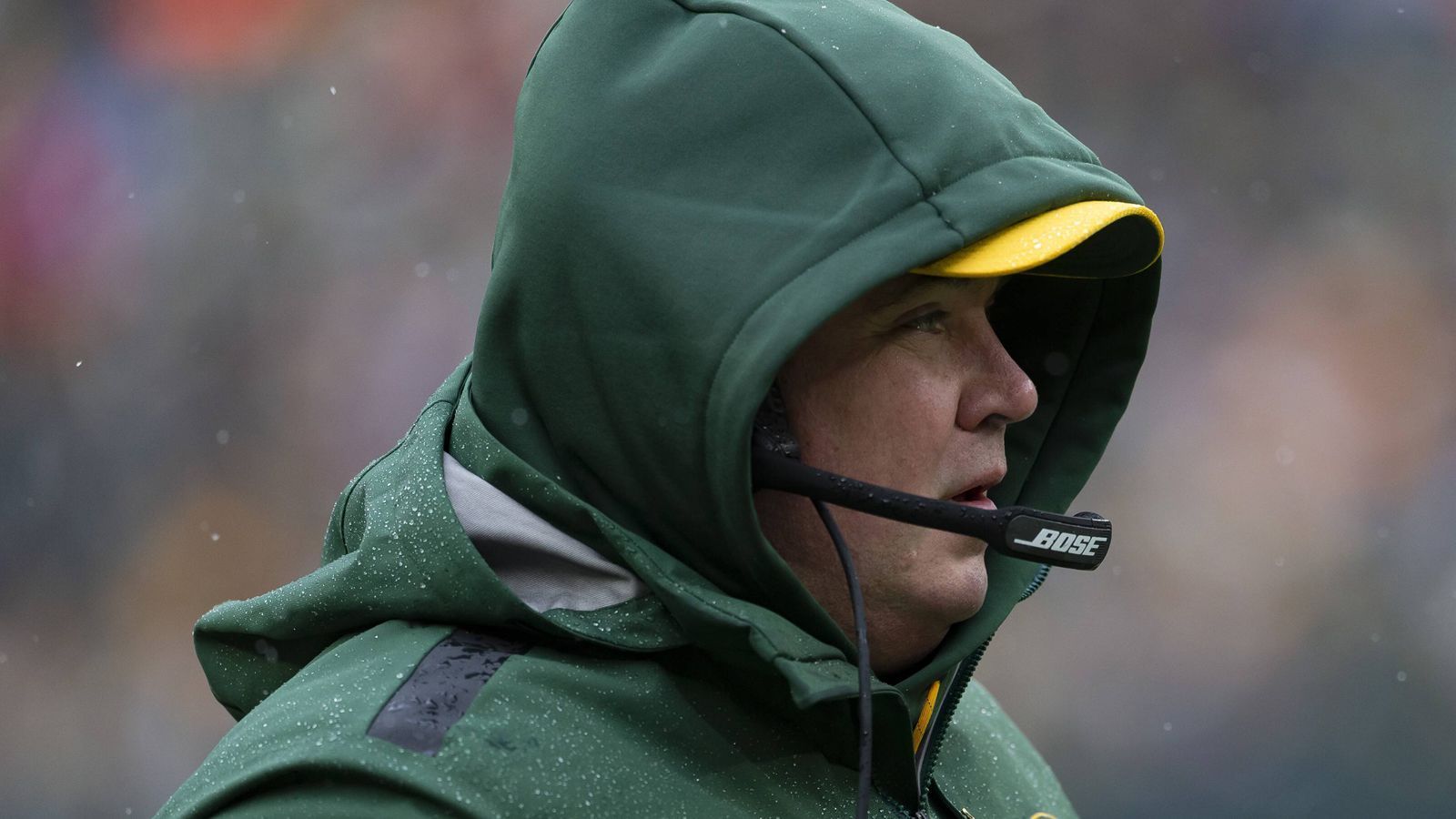 
                <strong>Verlierer: Mike McCarthy und die Green Bay Packers</strong><br>
                Er war 13 Jahre lang Head Coach der Green Bay Packers, formte Aaron Rodgers zu einem der besten Quarterbacks der NFL und feierte mit ihm gemeinsam den Super-Bowl-Sieg. Lang ist es her. Die Gegenwart sieht anders aus: Direkt nach der Niederlage gegen die Arizona Cardinals, die praktisch gleichbedeutend mit dem Playoff-Aus ist, trennte sich die Traditions-Franchise von ihm. Lediglich vier Siege hat das Team in zwölf Saisonspielen geholt. Die Postseason werden sie damit wohl zum zweiten Mal in Folge verpassen. 
              