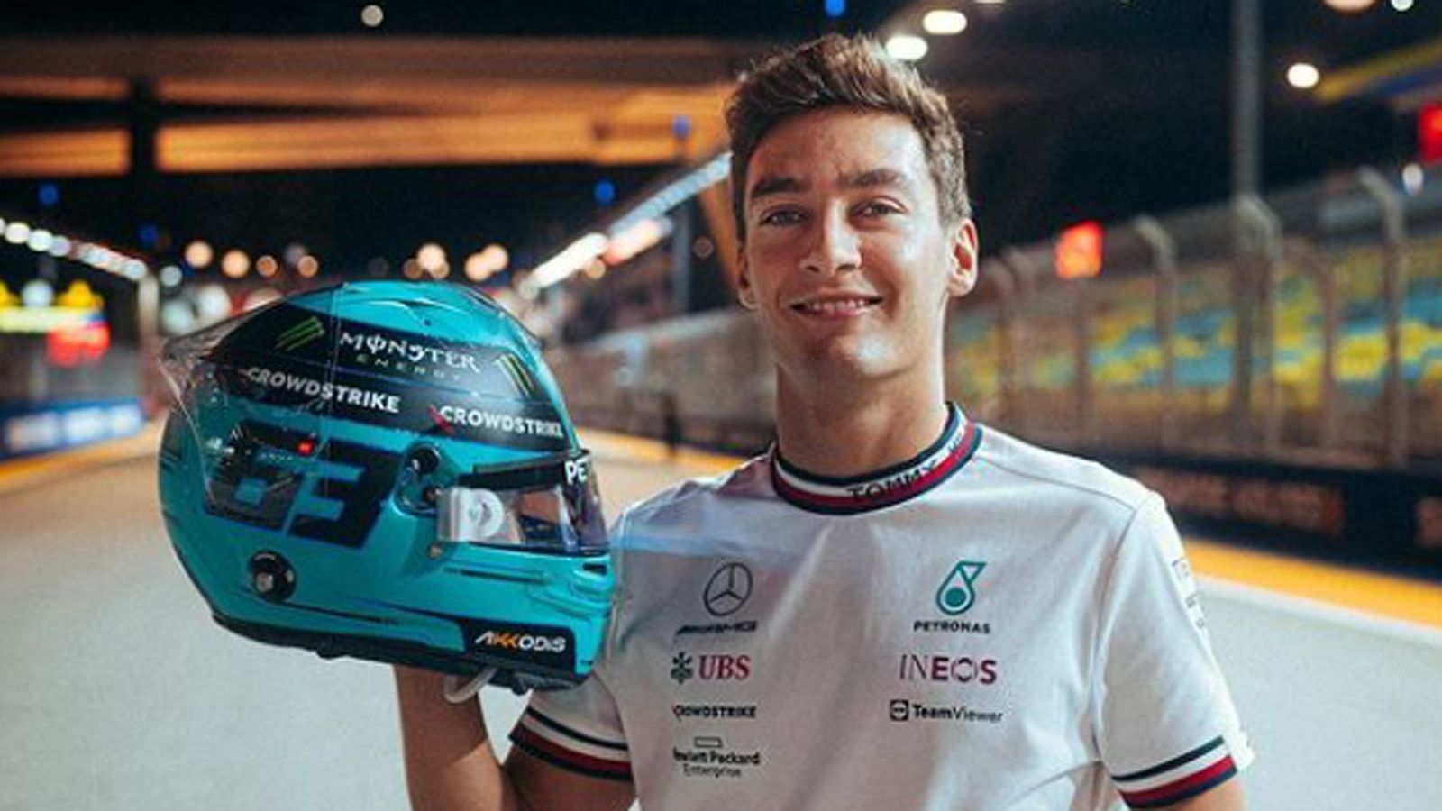 
                <strong>George Russell Sonderhelm</strong><br>
                &#x2022; Russell würdigt mit seinem Sonderhelm die verlängerte Partnerschaft mit Petronas<br>&#x2022; Der GP von Singapur ist zugleich das nächstgelgene Rennen zu deren Unternehmenssitz<br>
              