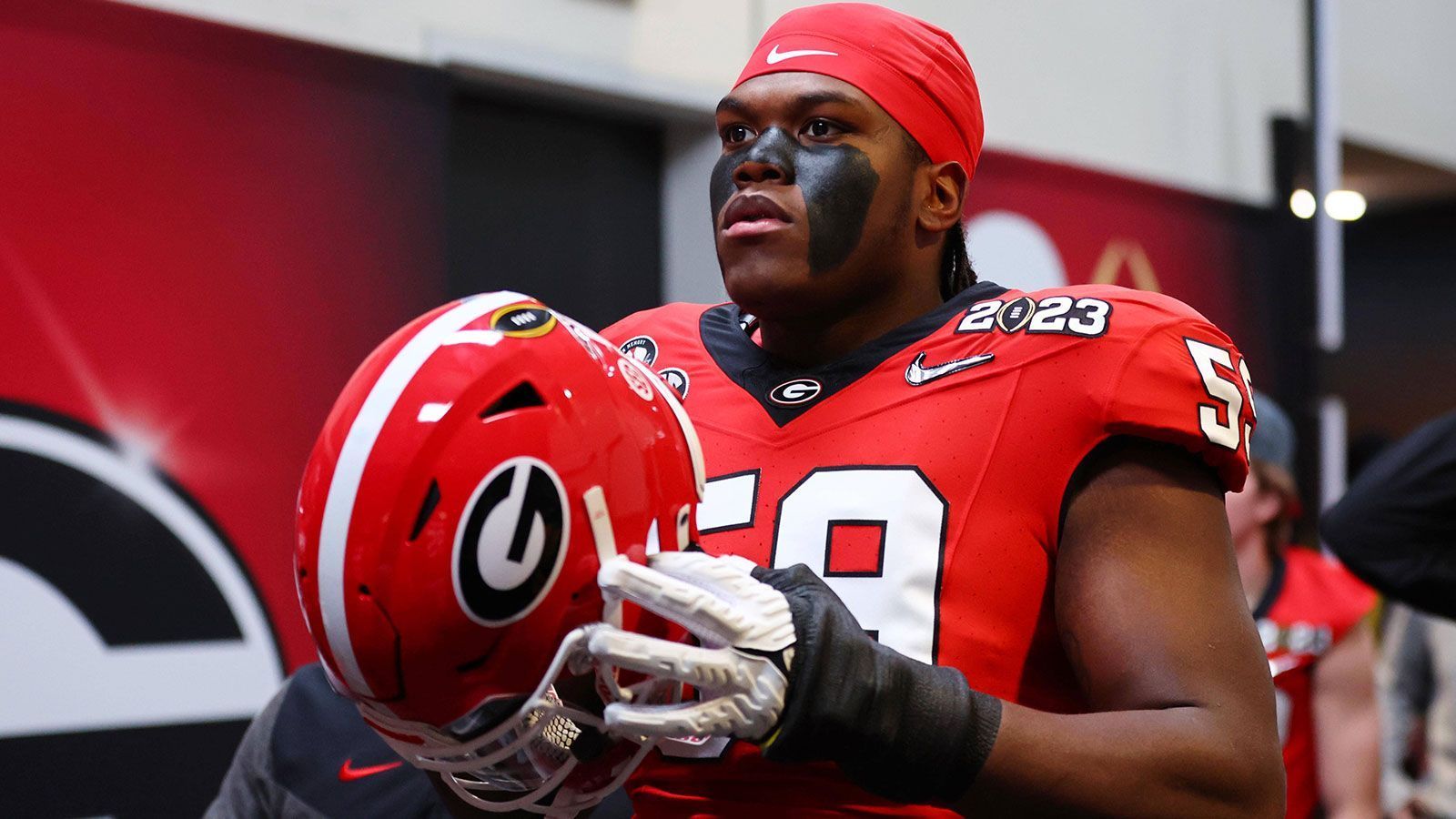 
                <strong>13. Pick: New York Jets – Broderick Jones, OT</strong><br>
                Die New York Jets verpflichten mit Broderick Jones einen Champion. Der Offensive Tackle gewann mit den Georgia Bulldogs die College-Meisterschaft und verstärkt nun die Offensive Line der Jets. Die haben hier dringenden Bedarf, weil Mekhi Becton in seiner dreijährigen Karriere verletzungsbedingt zahlreiche Spiele verpasste und Ersatzmann Duane Brown schon 37 ist. Jones ist der wahrscheinlich beste Athlet unter allen Talenten auf seiner Position und gilt als eine Bank im Pass-Blocking.
              