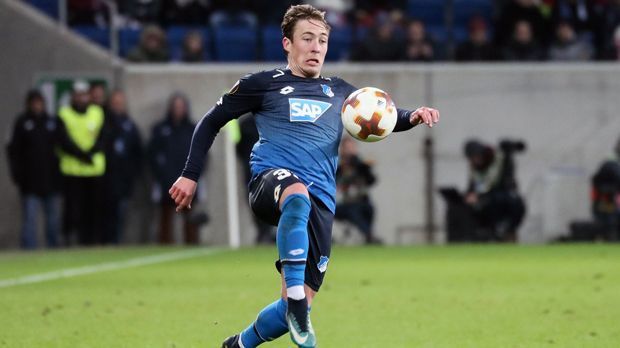 
                <strong>Rechtsverteidiger - Felix Passlack (1899 Hoffenheim)</strong><br>
                Vor Saisonbeginn verlieh der BVB Felix Passlack für zwei Jahre nach Hoffenheim. Das erste Halbjahr verlief für den 19-Jährigen jedoch unbefriedigend. Das Abwehrtalent kam bei Europa-League-Teilnehmer Hoffenheim trotz Dreifach-Belastung in der Hinrunde gerade einmal zu drei Bundesliga-Einsätzen (74 Minuten). Zwischen dem 8. und 16. Spieltag schaffte es der 19-Jährige noch nicht einmal in den 18-Mann-Kader, musste zwischenzeitlich bei den TSG-Amateuren in der Regionalliga ran. Zum Vergleich: In der Vorsaison durfte Passlack für den BVB immerhin zehn Mal in der Bundesliga spielen.
              