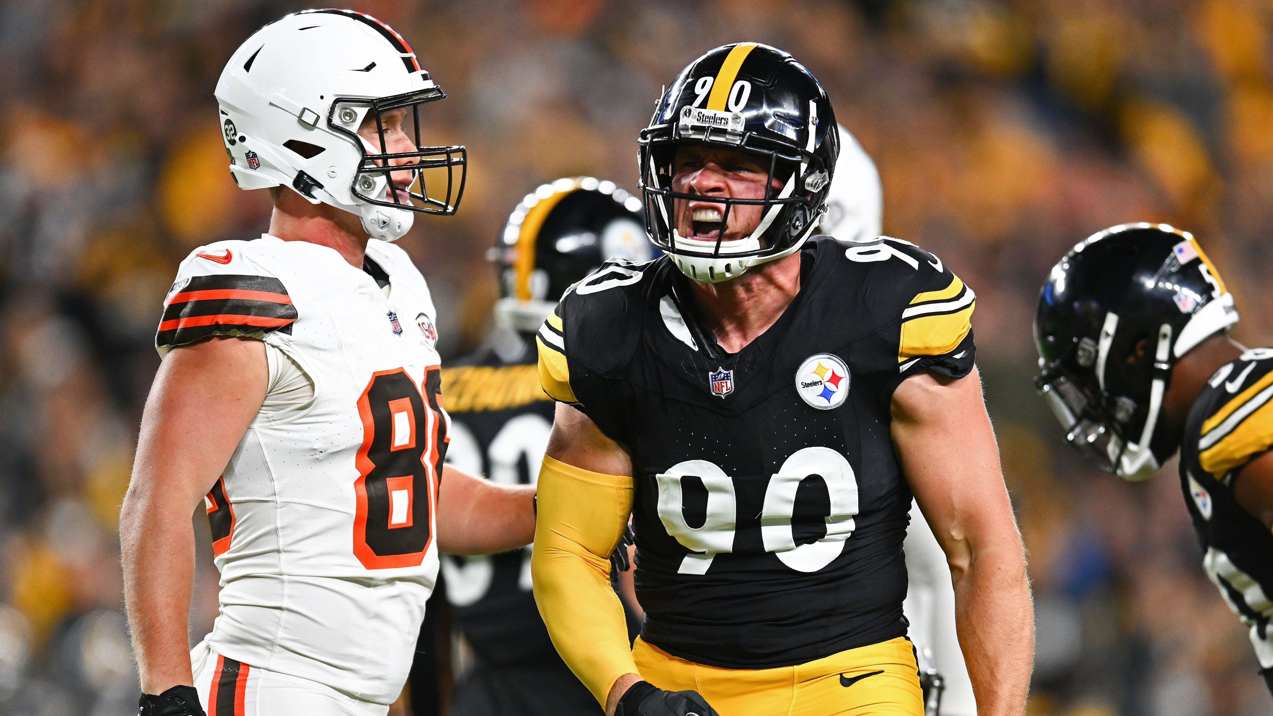 <strong>Gewinner: T.J. Watt (Pittsburgh Steelers)</strong><br>Doch nicht nur einen verloren gegangenen Ball trug er in die Endzone, auch brachte er Quarterback Deshaun Watson ein Mal zu Boden. Nicht irgendein Sack - damit überholte er James Harrison als All Time Sack Leader der Steelers. 81.5 Quarterback-Sacks stehen für den jüngeren Bruder von J.J. nun zu Buche, einer mehr als Harrison.