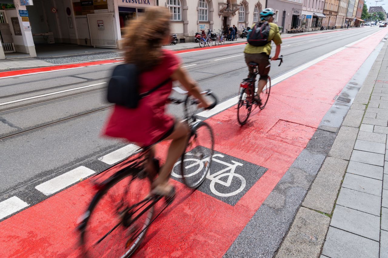 Gut ausgebaute und farblich markierte Fahrradwege motivieren, sich aufs Rad zu schwingen, anstatt mit dem Auto zur Arbeit zu fahren.