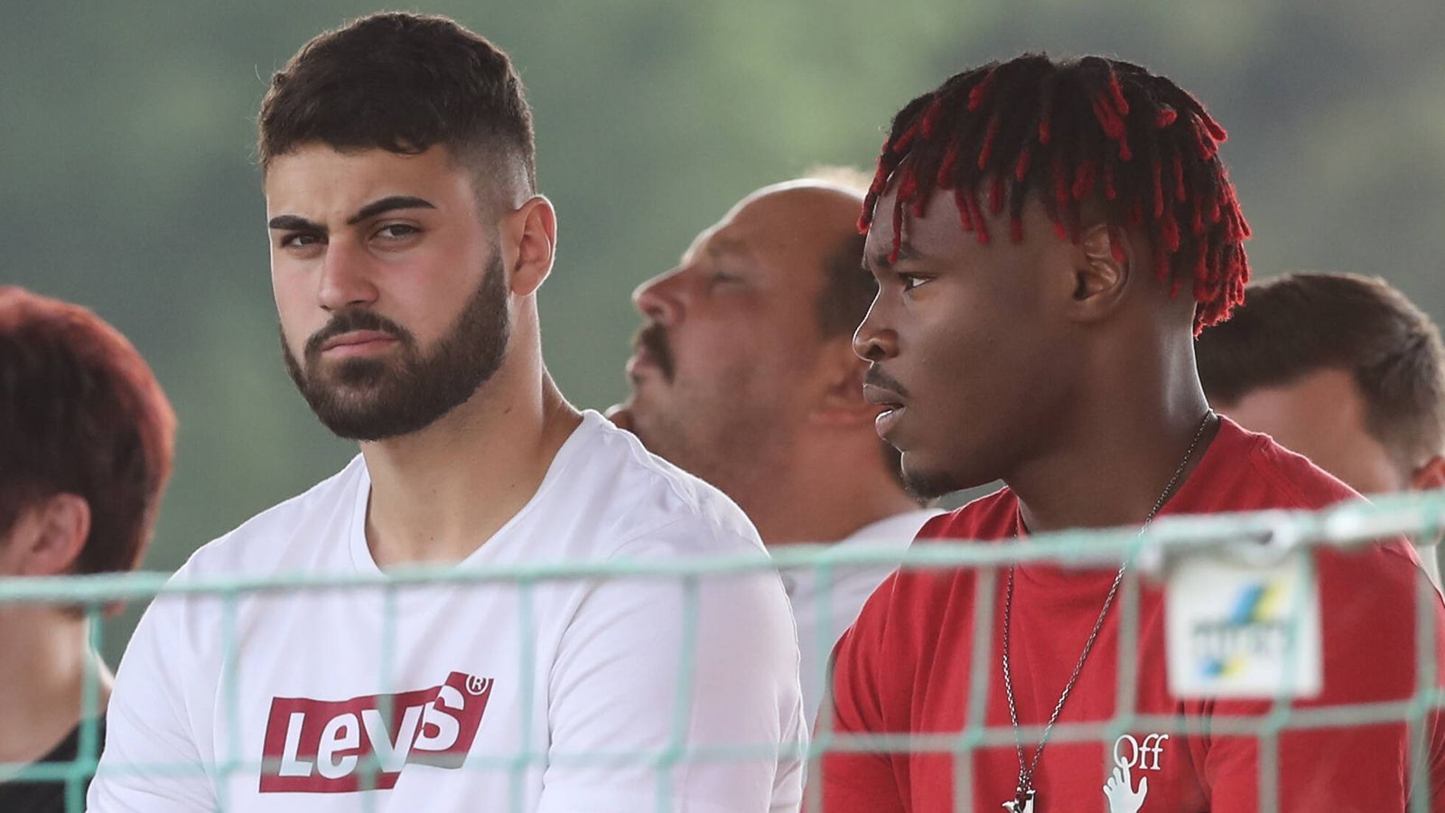 
                <strong>Mohamed Simakan und Josko Gvardiol (RB Leipzig)</strong><br>
                RB Leipzig muss einen Nachfolger für den zum FC Bayern gewechselten Dayot Upamecano finden und hat zwei Kandidaten verpflichtet. Der Franzose Mohamed Simakan (r.) kam für 15 Millionen Euro von Racing Straßburg, der Kroate Josko Gvardiol für knapp 19 Millionen Euro von seinem Heimatverein Dinamo Zagreb. Der 21 Jahre alte Simakan und der zwei Jahre jüngere Gvardiol bringen alles mit, um in Upamecanos Fußstapfen zu treten. Beide sind zweikampfstark, mit gutem Stellungsspiel und einer guten Spieleröffnung ausgestattet. Moderne Verteidiger eben, auf die man gespannt sein darf.
              