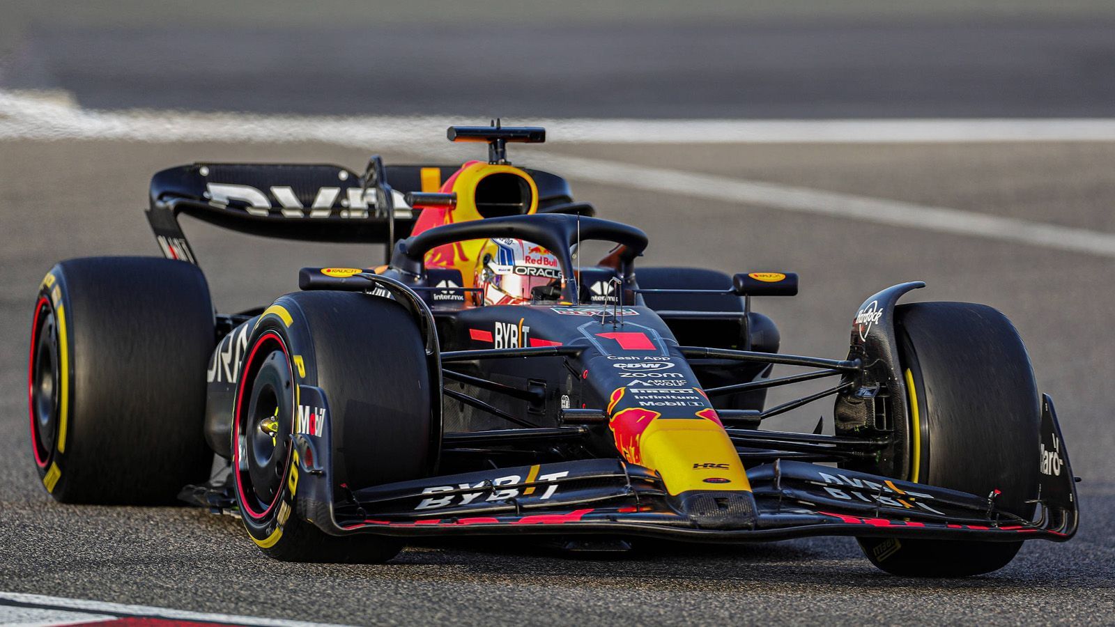 
                <strong>Gewinner: Max Verstappen</strong><br>
                Red Bull Racing macht 2023 offenbar dort weiter, wo der Weltmeister-Rennstall 2022 aufgehört hat. Zumindest wäre es eine Überraschung, wenn Max Verstappen und Sergio Perez beim Auftakt in Bahrain nicht diejenigen sein werden, die es zu schlagen gilt. Verstappen und Co. hinterließen einen starken Eindruck, das Team hat den Vorsprung auf Ferrari mindestens gehalten. "Es lief sehr gut. Das Auto funktioniert prima", sagte Verstappen, der sich natürlich nicht komplett in die Karten schauen lassen will. "Wo wir gemessen an der Konkurrenz stehen, das kann ich kaum abschätzen. Ich bleibe dabei, dass wir uns lieber auf uns selber konzentrieren, als links und rechts zu schauen, was die Gegner machen. Dieses Vorgehen hat sich in der Vergangenheit bewährt."
              