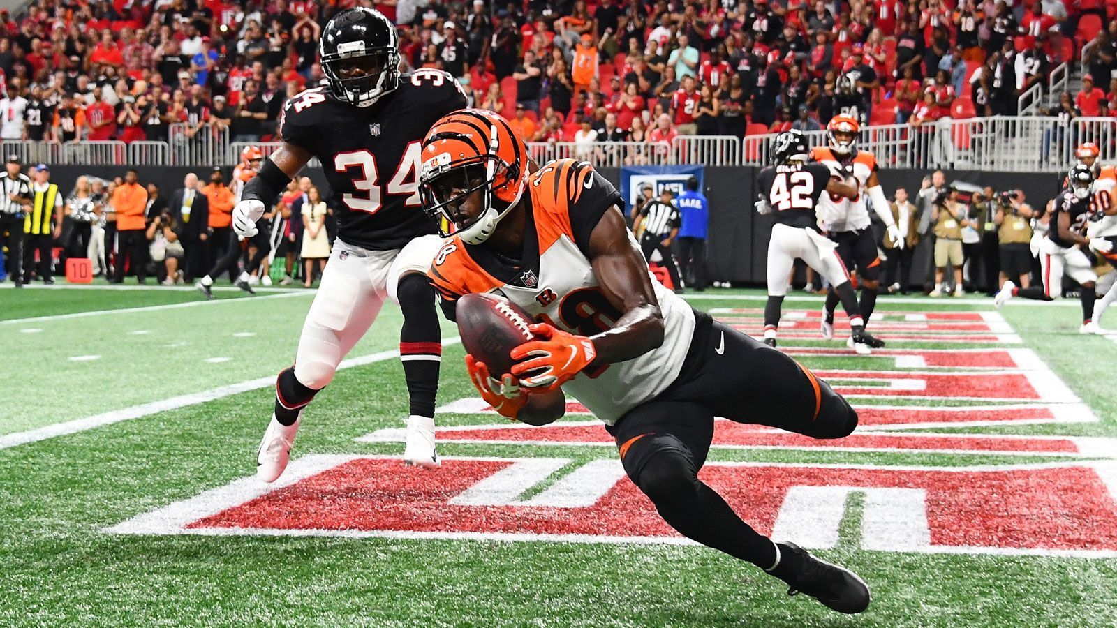<strong>4. Pick: Cincinnati Bengals - A.J. Green (Wide Receiver, Georgia)</strong><br>
                Als erster Passempfänger ging A.J. Green 2011 an vierter Stelle vom Board und die Bengals fanden ihren Playmaker. Über Jahre hinweg war der Receiver das Gesicht der Offens, er liegt in den Kategorien Receptions und Receiving Yards nur hinter Legende Chad Johnson.