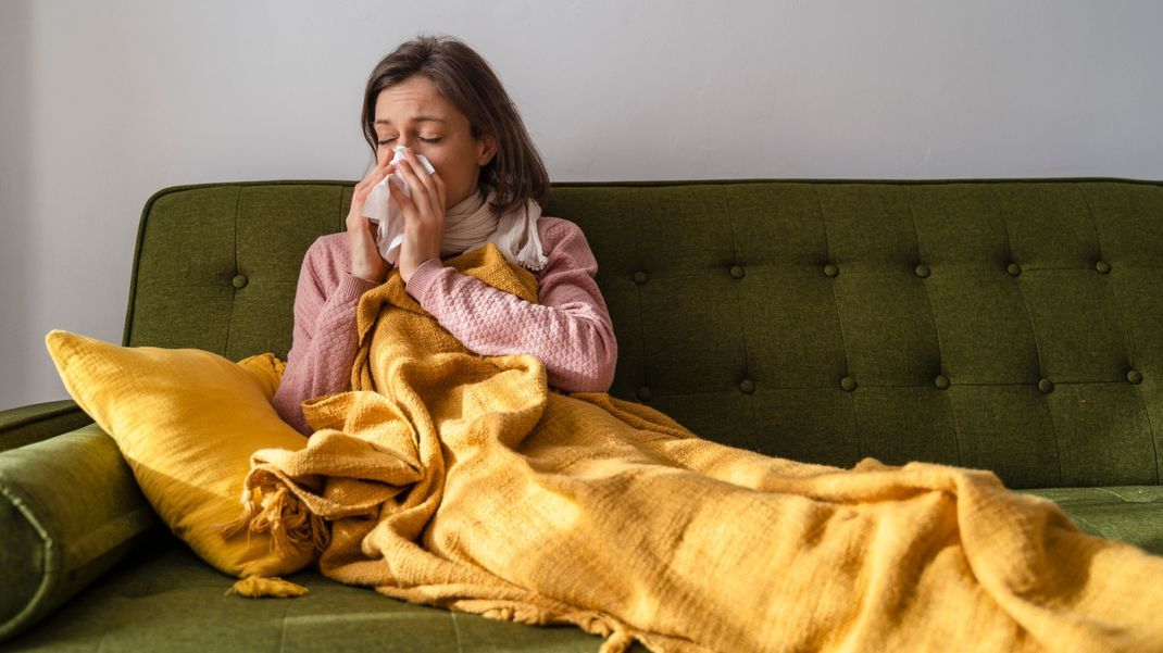 Ausschließlich Viren und andere Krankheitserreger rufen eine Erkältung hervor. Kälte kann jedoch unser Immunsystem schwächen.