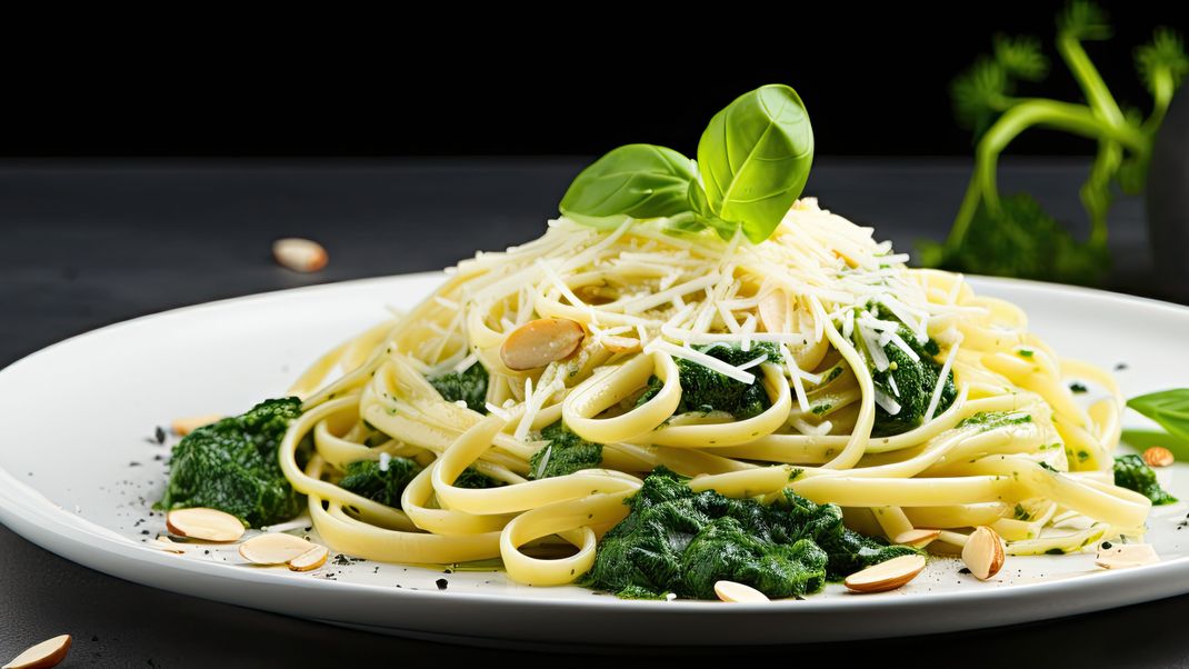 Cremige Spaghetti mit Mangold und Feta.