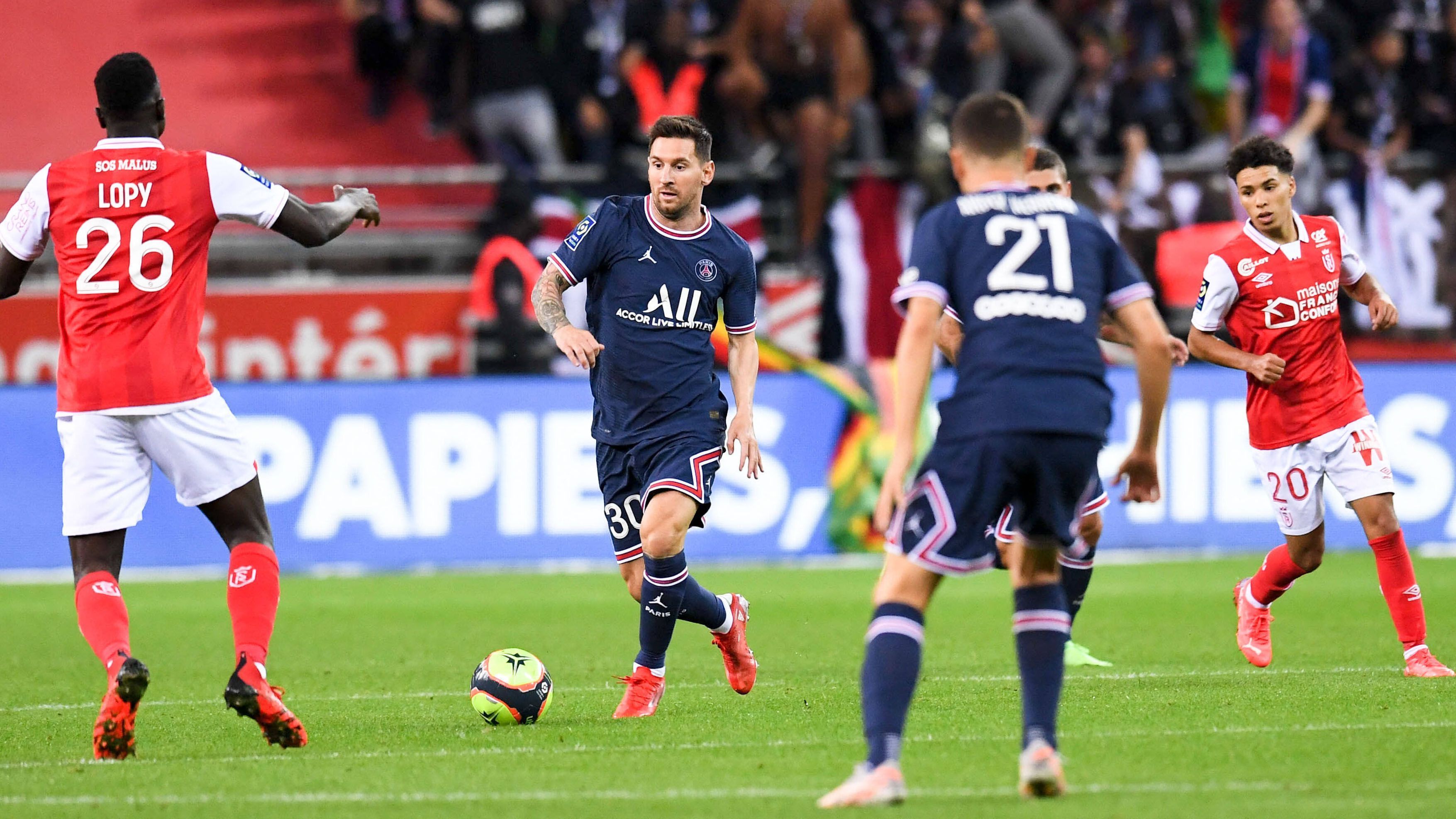 
                <strong>Erster Auftritt in der Ligue 1: Lionel Messi debütiert für Paris St.-Germain</strong><br>
                Der argentinische Superstar wird von seinen Mitspielern direkt gesucht, kann der Partie seinen Stempel allerdings nicht mehr aufdrücken. Die berühmte Messi-Aura umgibt den 34-Jährigen dennoch, von den Tribünen wird jede noch so kleine Aktion bejubelt und mit wohlwollenden Tönen der Zustimmung bejubelt. 
              