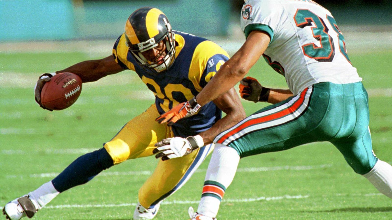 
                <strong>Isaac Bruce</strong><br>
                Von 1994 bis 2009 spielte Isaac Bruce in der NFL und avancierte dort zu einem der besten Wide Receiver. Die meiste Zeit war Bruce für die Rams im Einsatz, 1994 noch für die Los Angeles Rams, danach 13 Jahre lang für die St. Louis Rams, ehe er für die letzten zwei Jahre zu den San Francisco 49ers ging. Schon seine erste Aktion in der NFL hatte es in sich: Sein Premieren-Catch war ein Touchdown über 34 Yards. Sein bestes Jahr legte er 1995 mit spektakulären 1781 Receiving Yards und 13 Touchdowns hin. Insgesamt kam Bruce auf 15.424 Receiving Yards - womit er als zweiter NFL-Receiver überhaupt die 15.000-Yards-Marke knackte - und 91 Touchdowns. Mit den Rams gewann er einmal den Super Bowl, viermal wurde er in den Pro Bowl gewählt. Seine Rückennummer 80 wird bei den Rams ihm zu Ehren nicht mehr vergeben.
              