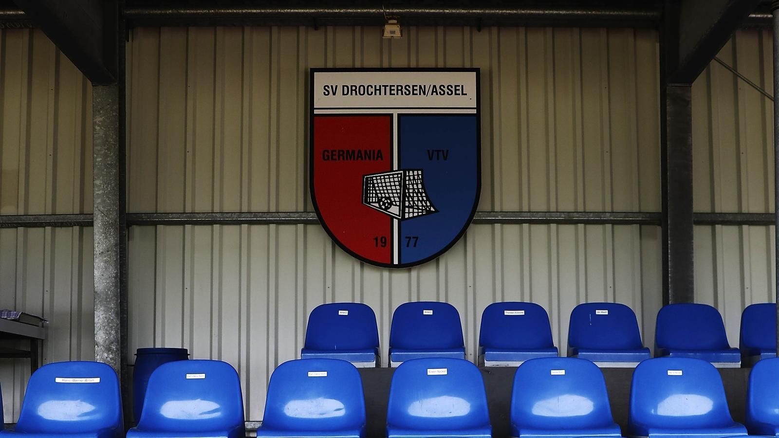 
                <strong>SV Drochtersen/Assel</strong><br>
                Die SV Drochtersen/Assel e. V. ist ein Fußballverein aus der niedersächsischen Gemeinde Drochtersen im Landkreis Stade. Drochtersen zählt insgesamt rund 11.500 Einwohner. 1977 wurde die SV Drochtersen/Assel aus dem Zusammenschluss der beiden Vereine TVG Drochtersen und VTV Assel gegründet.
              