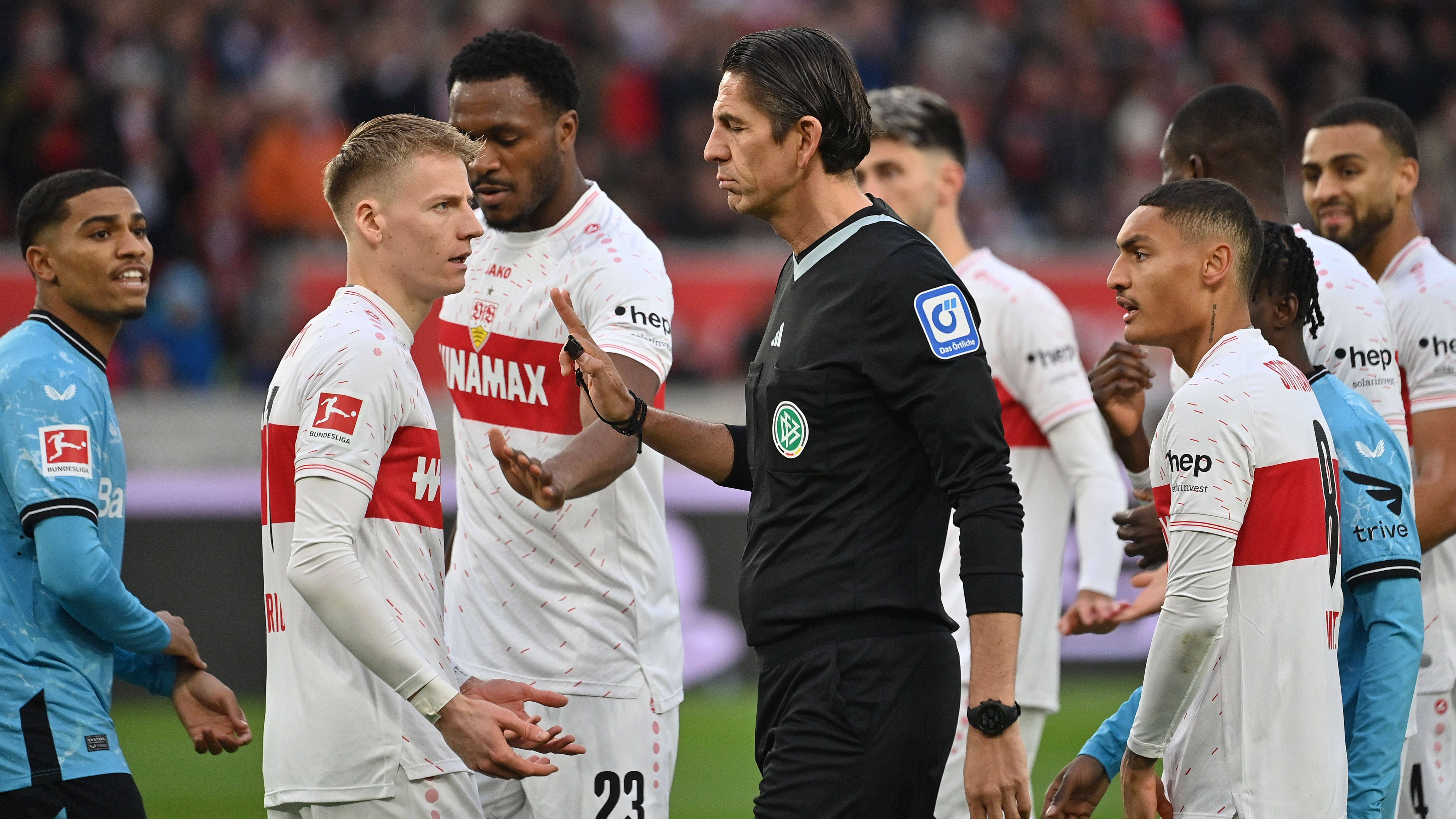 <strong>Sprechende Referees</strong><br>Auch die Schiedsrichter müssen sich auf Änderungen einstellen. So laufen 2024 verschiedene Testphasen. Unter anderem werden die Offiziellen darauf vorbereitet, VAR-Entscheidungen in Zukunft den Fans im Stadion zu erklären. Das International Football Association Board führt dazu eine einjährige Testphase durch. Auch die Einführung von Zeitstrafen und mögliche Änderungen der Abseitsregel werden getestet.