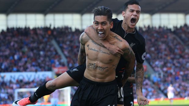 
                <strong>Roberto Firmino </strong><br>
                Dank Roberto Firmino gelang dem FC Liverpool in der Rückrunde 2016/17 bei Stoke City der Sieg: Der Brasilianer schoss das entscheidende Tor. Seine Fans beschenkte er mit diesem entzückenden Anblick, die Firminos stählernen Oberkörper bestaunen durften. Kann sich sehen lassen - doch wer kann es mit Firmino aufnehmen? 
              