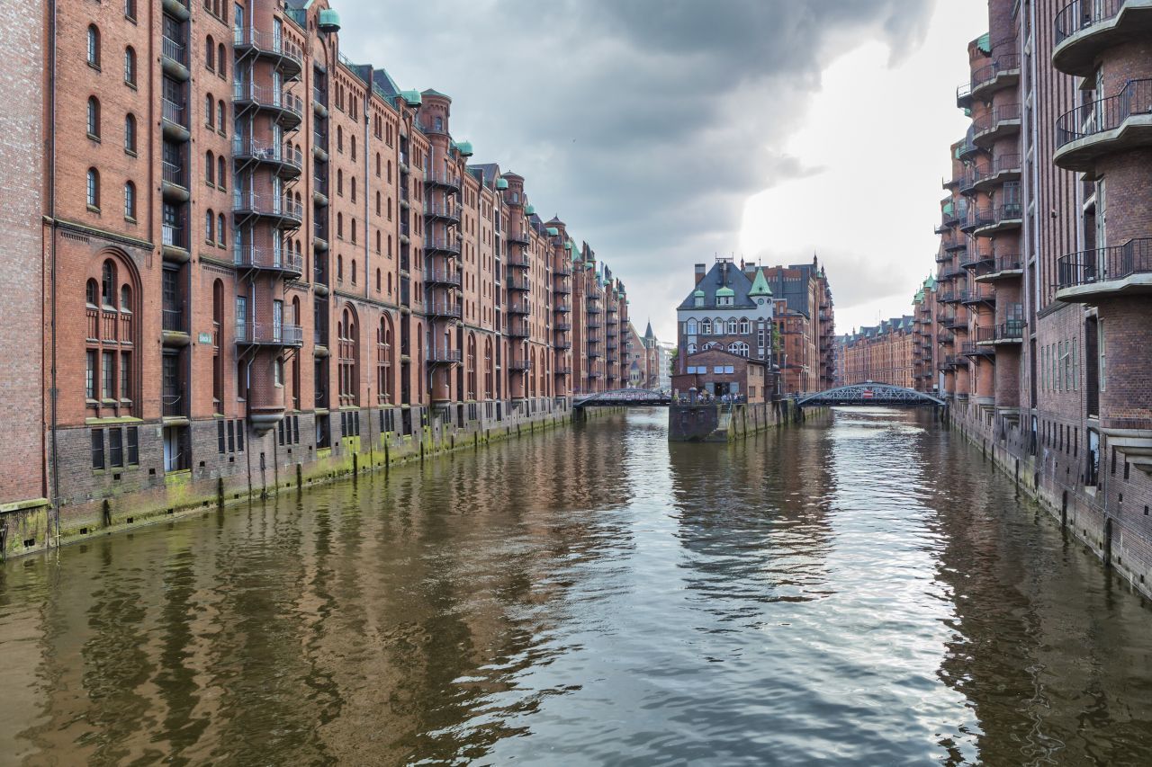Die Speicherstadt und das Kontorhaus-Viertel symbolisieren den Aufstieg Hamburgs zur Weltstadt. Den Titel "Unesco-Welterbe" tragen die beiden Hafen-Areale seit 2015. Erbaut wurden die Lagerhäuser aus roten Backsteinen, die auf schmalen Inseln in der Elbe verteilt sind, zwischen 1883 und 1927. Die benachbarten Büro-Gebäude entstanden in den 1920ern bis 1950ern, auch sie gelten als "architektonische Perlen". Wo früher Kaffee un