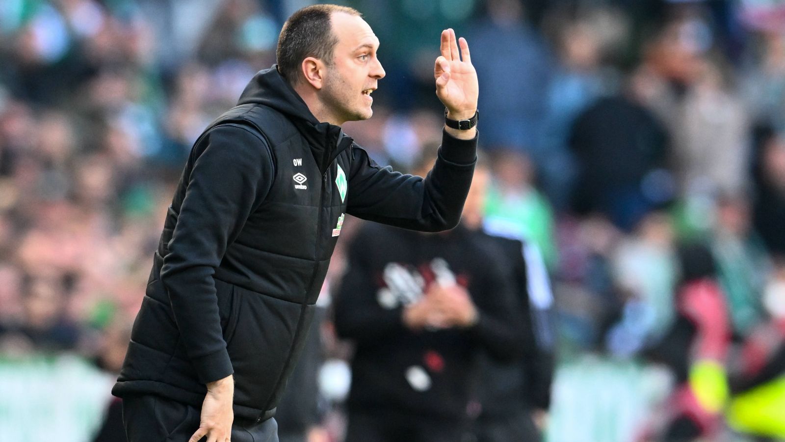 
                <strong>Ole Werner (SV Werder Bremen)</strong><br>
                Ole Werner ist zwar kein Schlüsselspieler, dafür aber ist der Trainer die Schlüsselfigur. Gewann er noch die ersten sieben Spiele als Werder-Coach und konnte die Erfolgswelle reiten, ist er nun als Moderator gefragt, denn aus den vergangenen fünf Spielen gab es nur einen Sieg (sechs Punkte). Bleibt diese Ausbeute im Schnitt so bis zum Saisonende, verpasst man den direkten Aufstieg mit an Sicherheit grenzender Wahrscheinlichkeit.
              