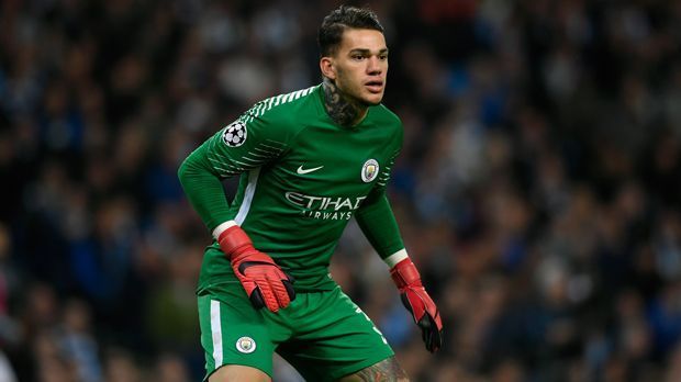 
                <strong>Ederson (Manchester City)</strong><br>
                Bei Manchester City ist Torwart Ederson nicht mehr wegzudenken. Der Neuzugang von Benfica Lissabon erfüllt Pep Guardiolas Anforderungen an einen Keeper optimal. Er ist nicht nur auf der Linie und in der Strafraumbeherrschung stark, sondern auch in der Spieleröffnung. Für seine weiten Pässe wurde der Linksfuß in England zuletzt immer wieder gefeiert. Trotz all seiner Vorzüge wird Ederson bei der WM-Endrunde in Russland nicht von Beginn an spielen. AS Roms Alisson Becker bekam schon in der WM-Qualifikation den Vorzug und so wird es laut Tite auch bei der Endrunde sein. 
              