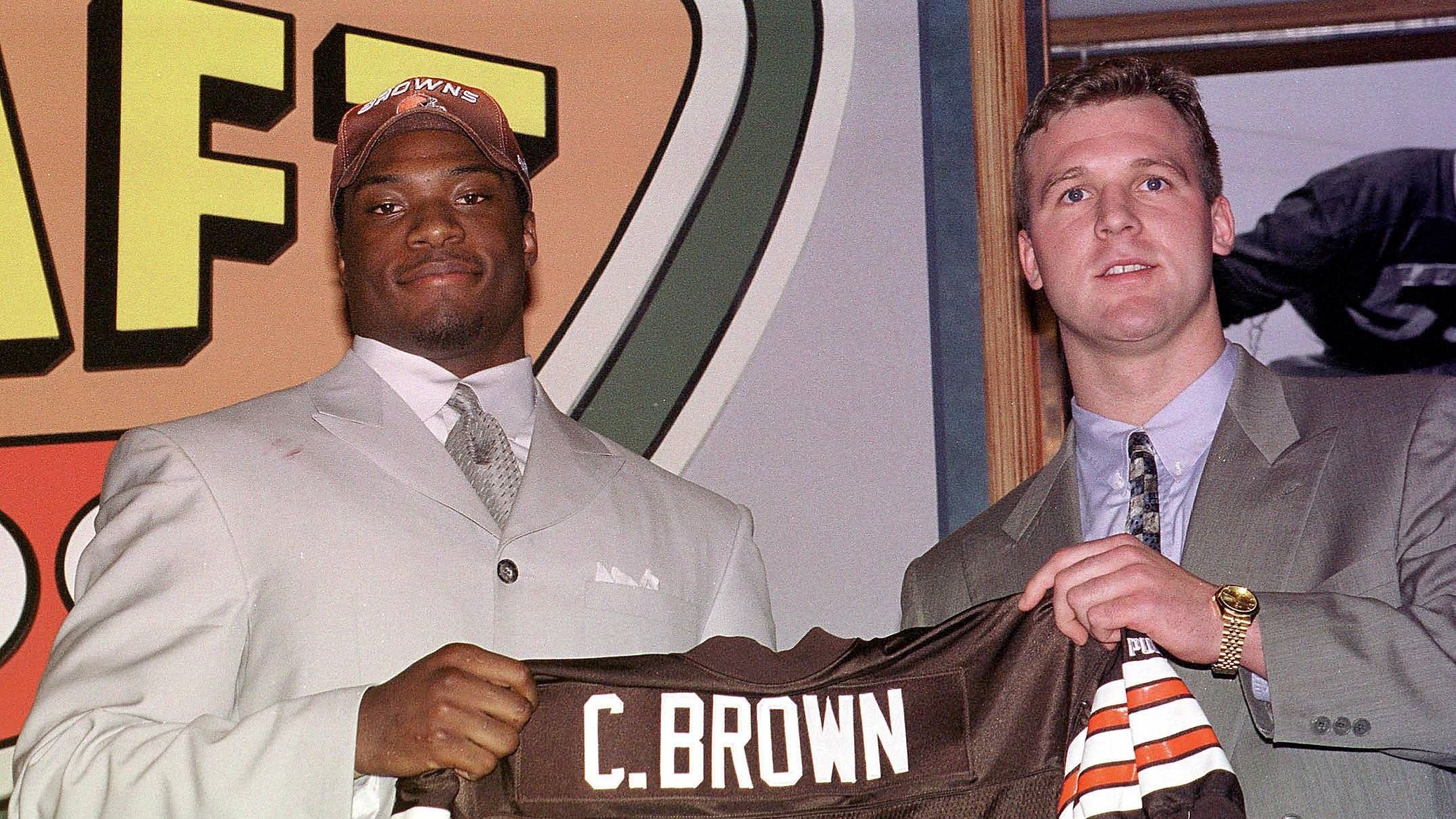 <strong>7. Tim Couch, QB, 1999 (Cleveland Browns, rechts) - Nr. 1 Overall</strong><br>Couch hatte mit Verletzungen und Ineffektivität zu kämpfen und konnte nie die Wende für die Browns herbeiführen.