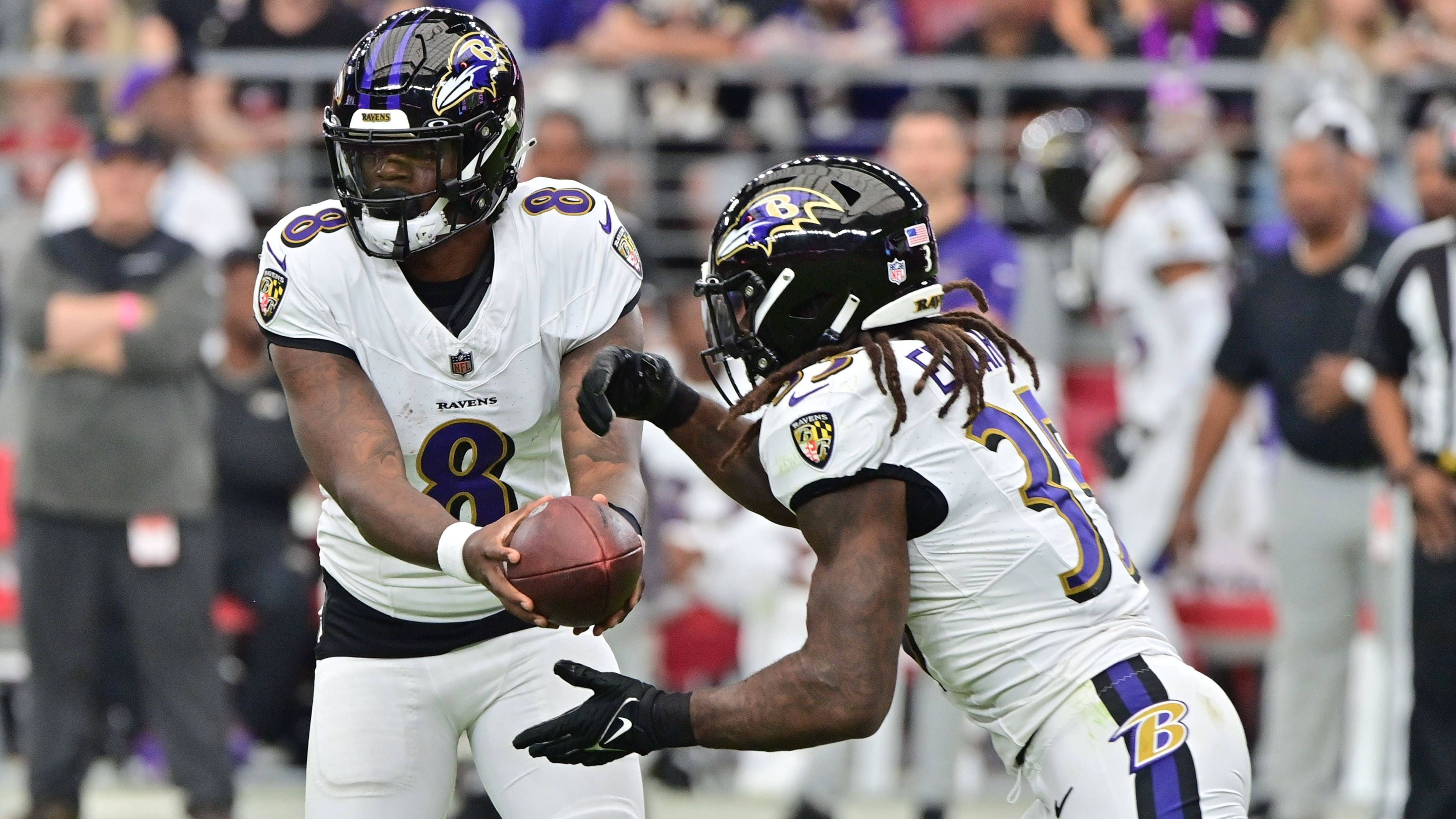 <strong>Platz 3: Baltimore Ravens <br></strong>Die Ravens haben die Verluste von Jadeveon Clowney und Patrick Queen in der Defensive gut aufgefangen, inwiefern sich der Abgang von Defensive Coordinator Mike McDonald auswirkt, bleibt abzuwarten. Nate Wiggins wird als CB sofort helfen. In der Offensive soll Running Back Derrick Henry zusammen mit Lamar Jackson für Furore sorgen. Die Ravens könnten aber Receiver-Hilfe gebrauchen.&nbsp;