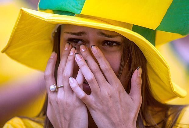 
                <strong>Verrückt, sexy, skurril: Fans in Brasilien </strong><br>
                Den Tränen ganz, ganz nahe: Wie viele andere Fans lässt auch diese junge Dame ihren Emotionen nach dem dramatischen Elfmeterschießen freien Lauf.
              