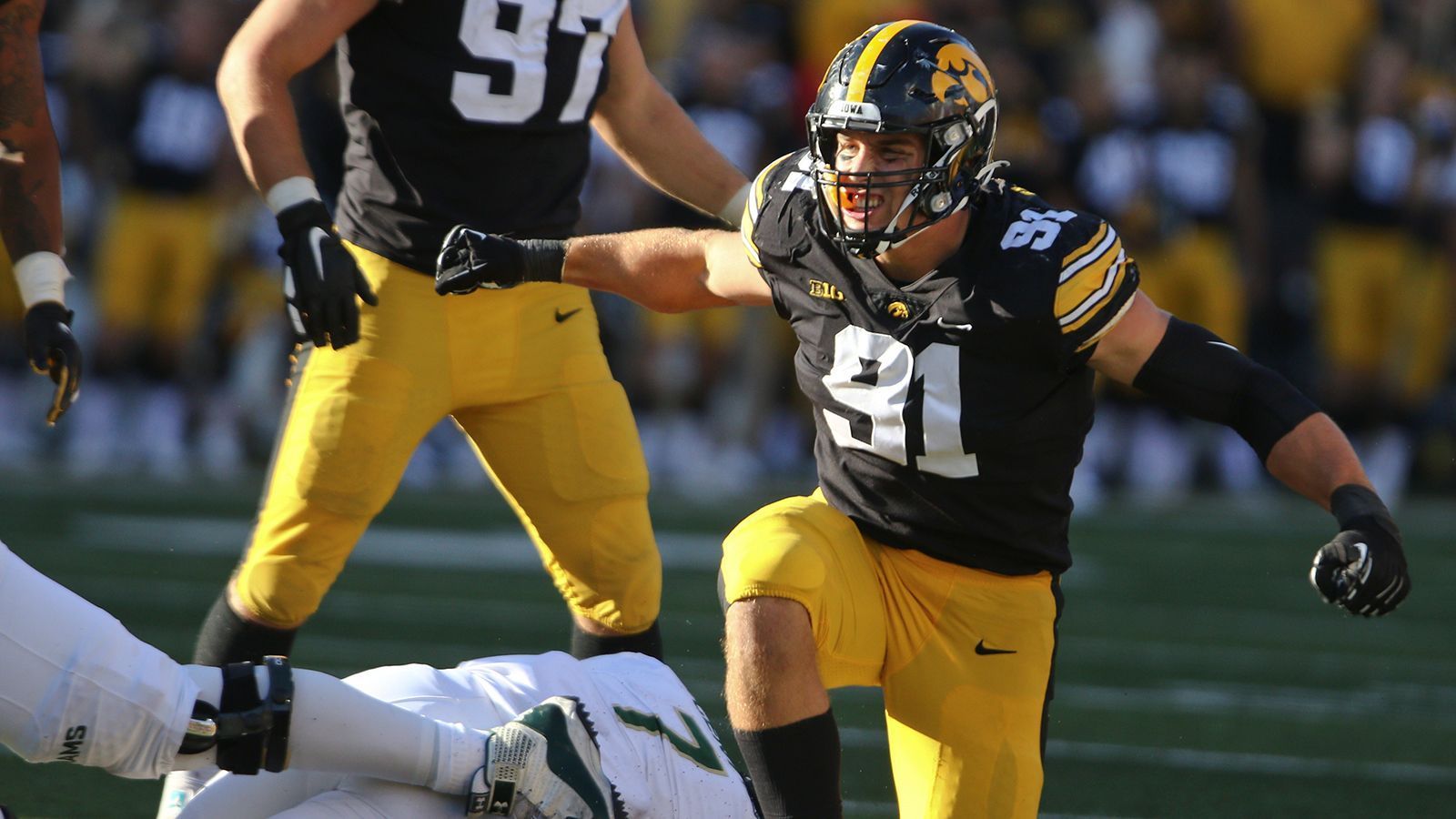 
                <strong>Platz 3: Lukas Van Ness (Iowa Hawkeyes)</strong><br>
                Wer seiner Defensive Line ein Power-Element hinzufügen möchte, der ist bei Lukas Van Ness an der richtigen Adresse. Der 21-Jährige will bei so ziemlich jedem Spielzug mit einem Bull-Rush durch den gegnerischen Offensive Tackle durchrennen - häufig mit Erfolg. Allerdings endet hier sein Pass-Rush-Repertoire. Er hat einen Pfeiler im Köcher, der oft trifft, aber ansonsten nicht viel andere Wege, zum Quarterback zu gelangen. In der Laufverteidigung zeigt er ebenfalls viel Stärke und kann seine körperlichen Vorteile (195 Zentimeter groß, 123 Kilogramm schwer) ausspielen. 
              