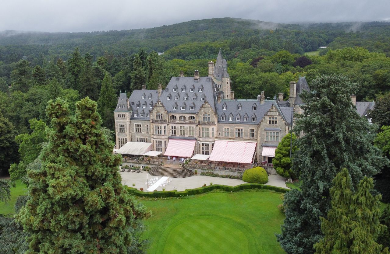 Die Dreharbeiten fanden im "Schlosshotel Kronberg" im Taunus statt. Ein Ort, an dem es sich royal residieren lässt. Das Hotel verfügt über luxuriöse Zimmer und Suiten, eine Kaminhalle, einen Literarischen Salon, einen Schlosspark und einen Golfplatz. 