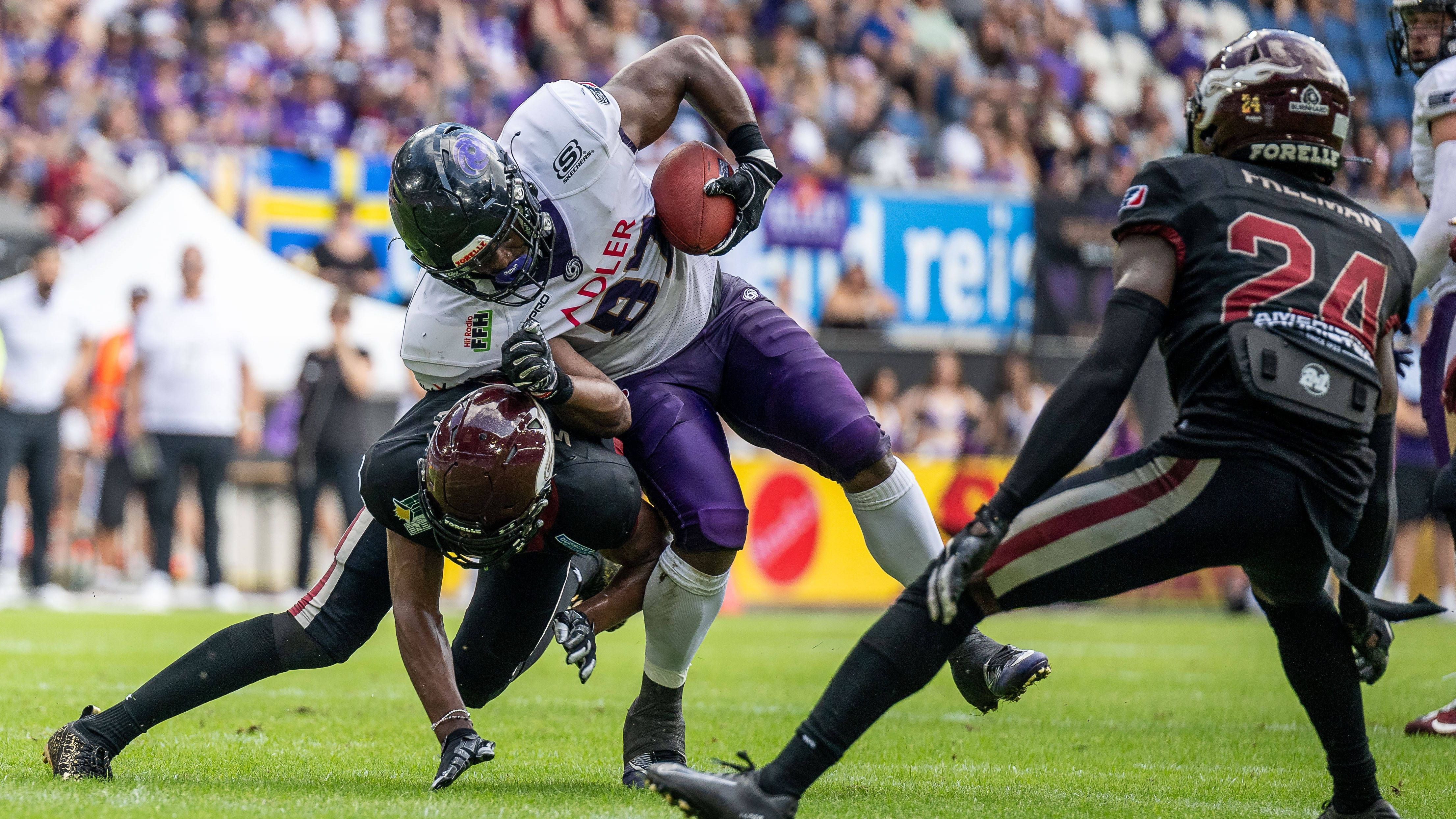 <strong>Rhein Fire at Frankfurt Galaxy<br></strong>Leider, aus hessischer Sicht, hat das Team auf einigen Positionen den Kader umbauen müssen - allen voran führt nun Quarterback Luke Zahradka die Offense an. Er bringt Erfahrung und einen stabilen Wurfarm mit - Sandro Platzgummer den Vorschlaghammer im Laufspiel und Markell Castle die Explosivität durch die Luft. Unterschätzen auf eigenes Risiko.