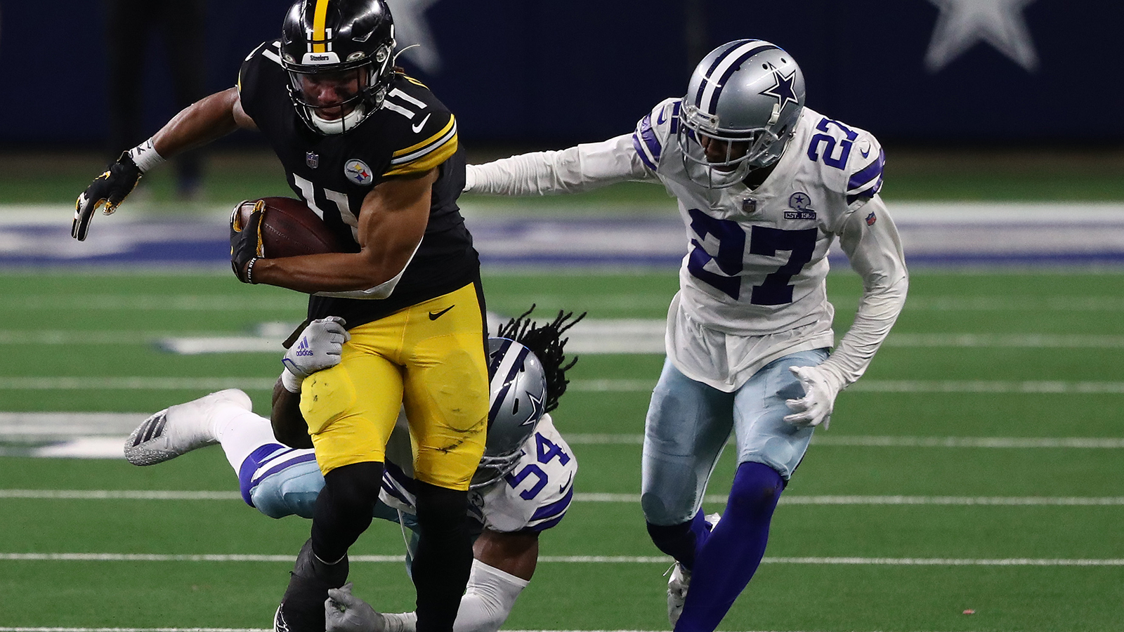 
                <strong>NFL Preseason: Nur noch drei Spiele</strong><br>
                In diesem Jahr soll das verschobene Pro-Football-Hall-of-Fame-Spiel zwischen den Dallas Cowboys und den Pittsburgh Steelers ausgetragen werden. Die NFL hat das Aufeinandertreffen als bislang einziges Preseason-Spiel auf den 5. August 2021 terminiert. Die Preseason ist insofern wichtig, weil sich die Teams unter Wettkampfbedingungen auf die Saison vorbereiten und sich die Spieler für den 53-Mann-Kader empfehlen können. In der Saison 2020 fiel die Preseason komplett weg, 2021 soll es drei Spiele pro Team geben. Die Kürzung von den bisherigen vier Spielen geht mit der Erhöhung der Anzahl der Spiele in der Regular Season einher, denn 2021 bestreitet jedes Team 17 statt wie bislang 16 Spiele. Wichtig zu wissen: Der NFL-Spielplan wird am 12. Mai bekannt gegeben, nach deutscher Zeit also am 13. Mai um 2:00 Uhr nachts (live im NFL Network auf ran.de).
              