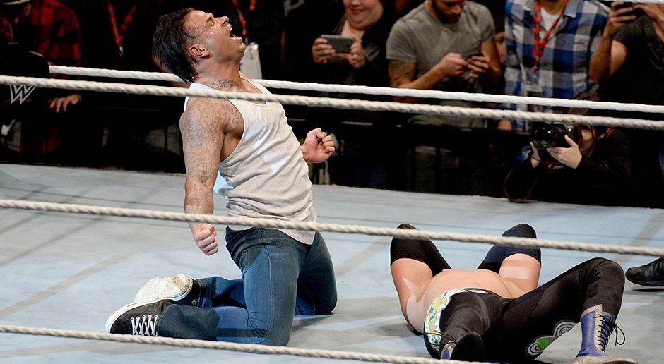 
                <strong>Tim Wiese</strong><br>
                Seine Freude schreit der frischgebackene WWE-Star direkt heraus. Gegner Primo liegt gezeichnet auf der Ringmatte.
              