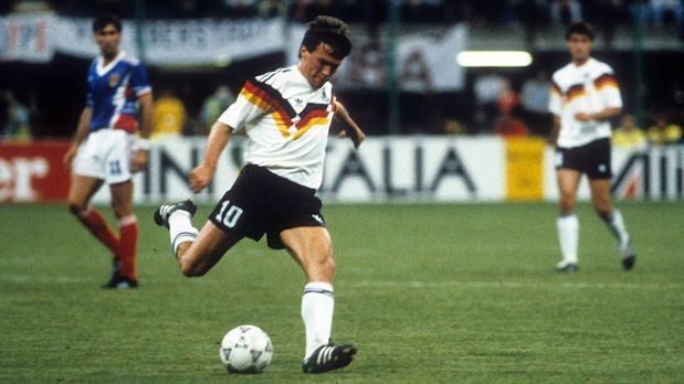 <strong>Lothar Matthäus (Libero)</strong><br>
                Als Spielmacher und Antreiber führte Lothar Matthäus Deutschland 1990 zum WM-Titel. Mit der Nummer zehn auf dem Rücken war Matthäus ohne Zweifel einer der Besten der Welt.
