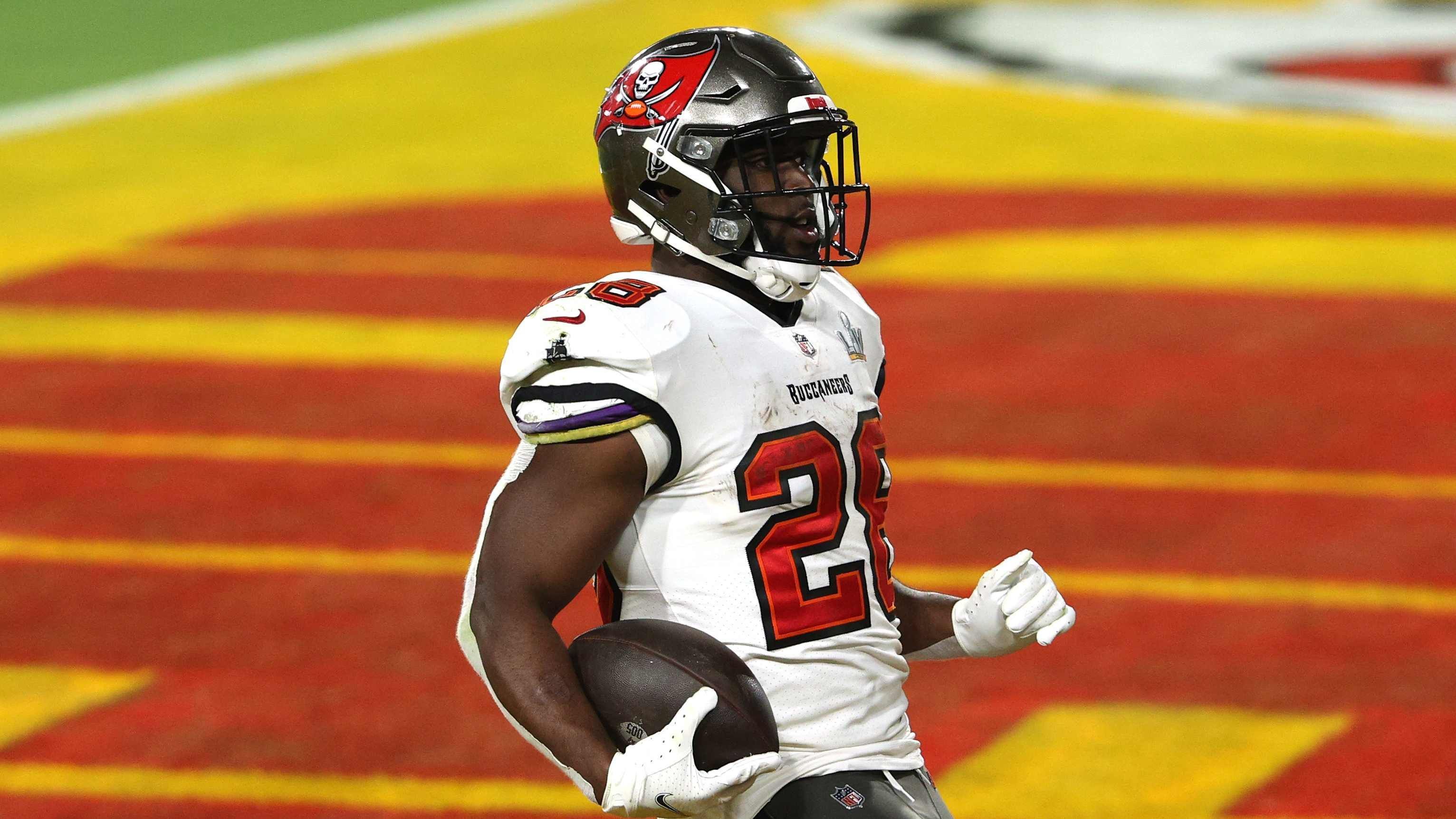 
                <strong>Leonard Fournette (Running Back) </strong><br>
                Der größte Faktor beim Super-Bowl-Sieg von den Tampa Bay Buccaneers war sicherlich Tom Brady, doch auch Leonard Fournette spielte herausragende Playoffs und trug seinen Teil zum Triumph bei. Die Zukunft im Backfield der Bucs gehört wohl Ronald Jones, weshalb Fournette aller Voraussicht auf den freien Markt kommt. Als erfahrener Gegenpart zu einem jungen Talent könnte er erneut bei einem Playoff-Team unter kommen. Möglicherweise bekommt er mit einem lukrativen Ein-Jahres-Vertrag auch die Chance, sich bei einem Team im Umbruch als Three-Down-Back zu beweisen. Wenn er Titel über den finanziellen Teil stellt, könnte auch eine spätere Rückkehr zu den Bucs möglich sein. 
              