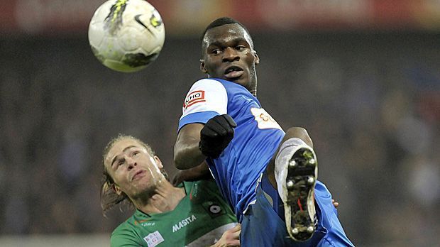 
                <strong>Christian Benteke</strong><br>
                Im Trikot des KRC Genk machte auch Christian Benteke sein erstes Spiel im belgischen Oberhaus. Bereits im Alter von 17 Jahren kam er in der Partie gegen die VV St. Truiden zum Einsatz. Im Juli 2015 wechselte der bullige Mittelstürmer für 46,5 Millionen Euro von Aston Villa zum FC Liverpool.
              