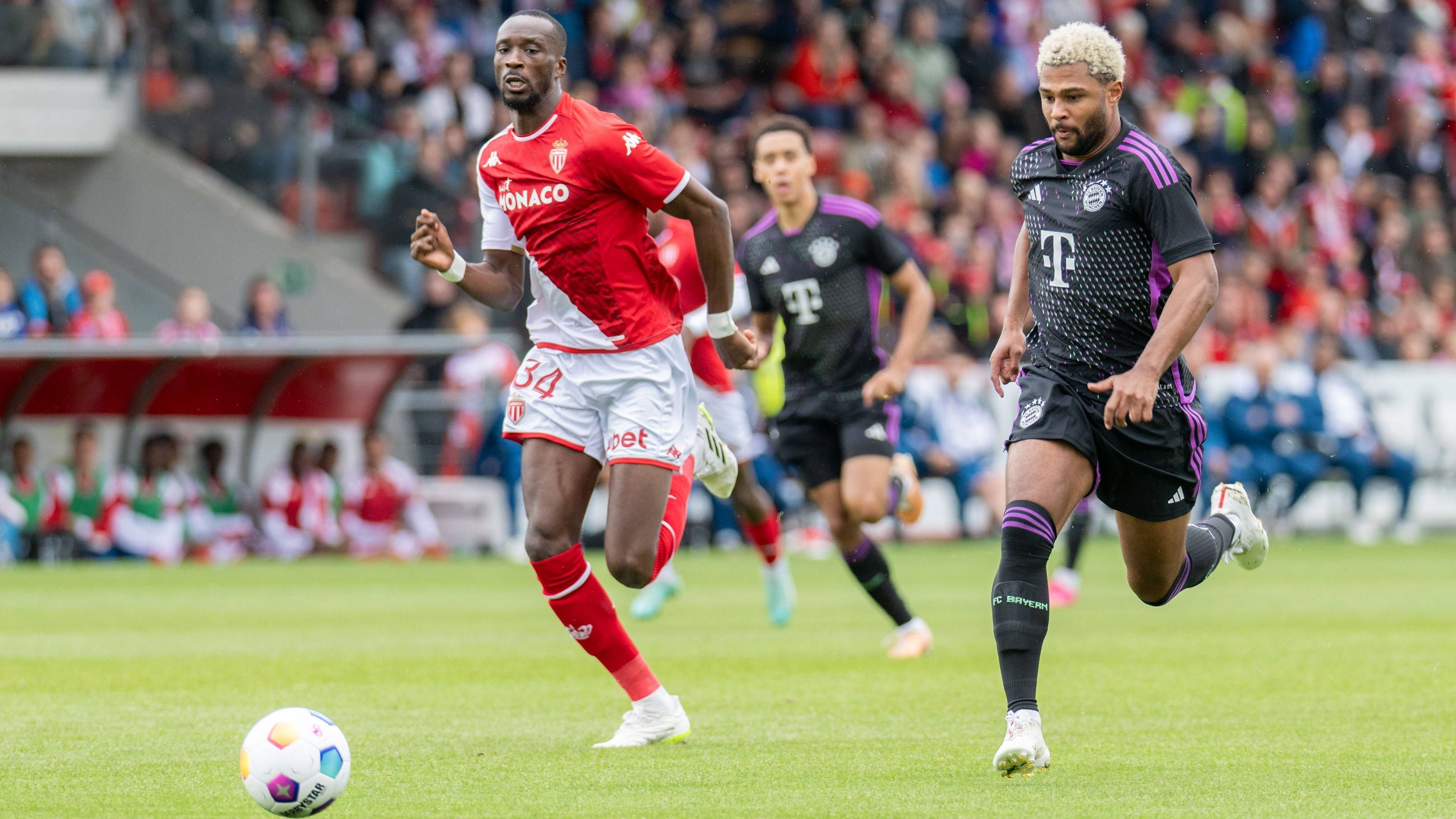 <strong>Serge Gnabry</strong><br>Von Beginn an im Zentrum des Geschehens, vergibt in der Anfangsphase mehrere hochkarätige Chancen (2. Und 7. Minute). Harmoniert auf der linken Seite gut mit Davies und kurbelt dabei immer wieder die Münchner Offensive an. Trifft eiskalt vom Elfmeterpunkt (45. Minute), hat sonst mit seinen Abschlüssen weniger Glück. <strong>ran-Note: 3</strong>