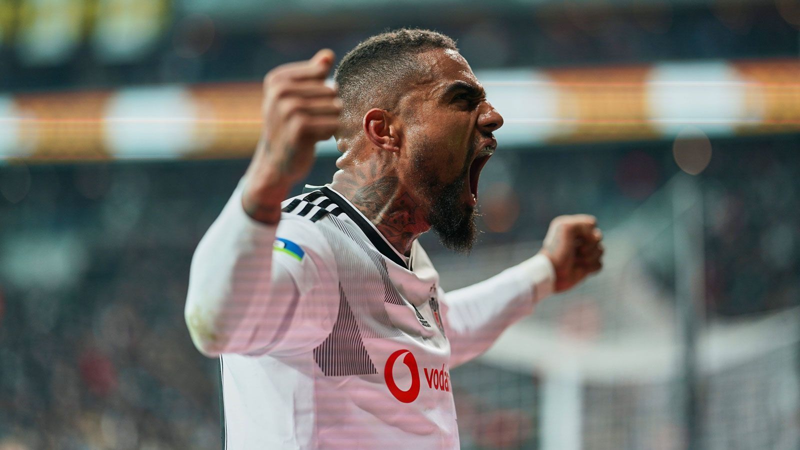 
                <strong>Kevin-Prince-Boateng</strong><br>
                "Die Möglichkeit war da, allen zu zeigen, dass so etwas nicht akzeptiert wird. Nicht in Deutschland. Nicht in der Bundesliga. Nicht in unserem Verein." - Kevin Prince-Boateng meldete sich über die laschen Sanktionen gegenüber des damaligen Schalke-Aufsichtsratschefs Clemens Tönnies zu Wort, nachdem dieser rassistische Äußerungen getätigt hatte.
              