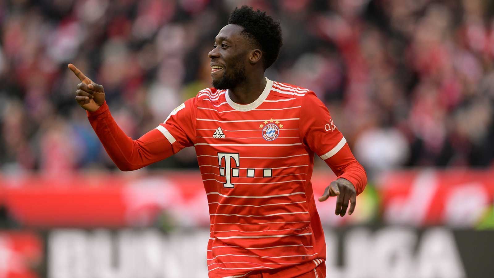 
                <strong>Linker Verteidiger: Alphonso Davies (FC Bayern München)</strong><br>
                Diskussionswürdiger ist da wohl eher die Nominierung von Davies ins Team der Saison. Der Linksverteidiger ist in Normalform wohl einer der Besten weltweit auf seiner Position, nur zeigte er sie trotz fünf Scorerpunkten (Bestwert seit 19/20) nicht konstant genug und ist quasi Sinnbild der Bayern-Saison: Hochveranlagt, eigentlich Weltklasse, aber in diesem Jahr ist ab und an der Wurm drin. Leistungstechnisch hätte auf Davies' Position wohl eher Raphael Guerreiro den Vorzug erhalten müssen. Der legte in 24 BL-Spielen satte zwölf Tore auf und erzielte selbst drei Stück. Auch wenn er das nicht immer als Linksverteidiger, sondern ab und an auch als zentraler Mittelfeldspieler tat.
              