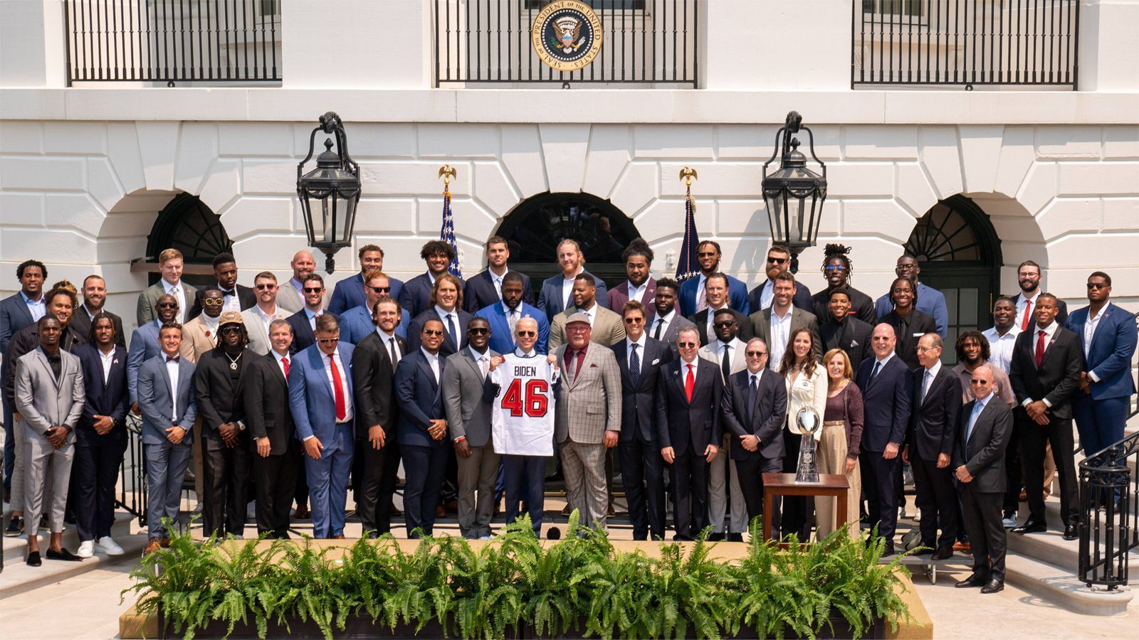 
                <strong>So lief der Bucs-Besuch im Weißen Haus</strong><br>
                Präsident Joe Biden hatte eingeladen, die Tampa Bay Buccaneers kamen. Erstmals seit 2017 besuchte der amtierende NFL-Champion wieder das Weiße Haus. Von ausgelassener Stimmung bis hin zu mehr oder weniger guten Witzen von Tom Brady - ran zeigt die Bilder des Bucs-Besuchs. 
              