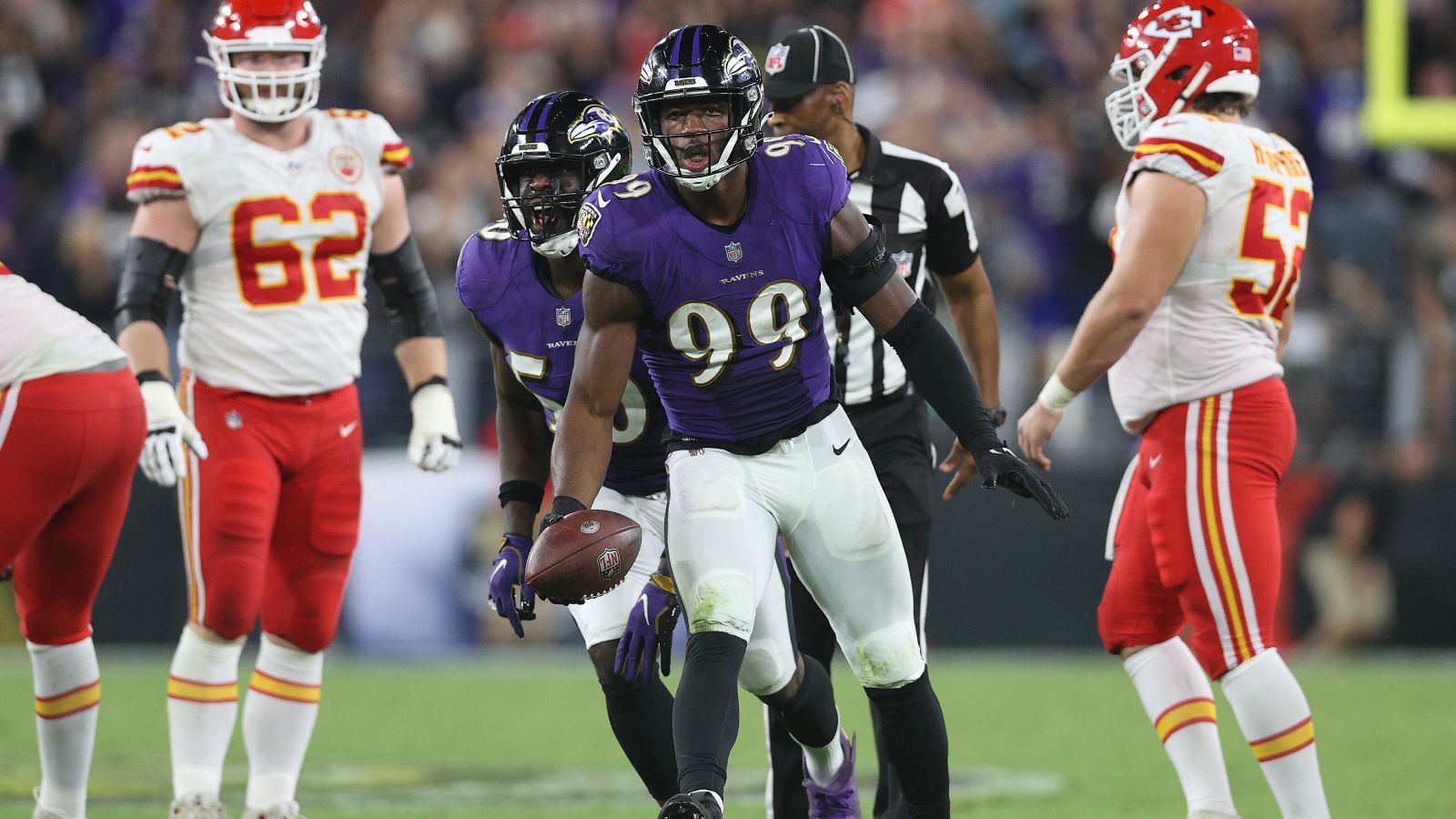 
                <strong>Baltimore Ravens (AFC North): Odafe Oweh</strong><br>
                Odafe Oweh ist einer der vielen Rookies, die aus offensichtlichen Gründen in dieser Liste vertreten sind. Der Pass Rusher zeigte 2021 ansprechende Leistungen, 33 Tackles und fünf Sacks sind Zeugnis einer guten Debüt-Saison in der NFL. Mit einem Jahr mehr Erfahrung und einem Jahr Eingewöhnung an die beste Football-Liga dieses Planeten kann es mit den Leistungen für Oweh eigentlich nur bergauf gehen.
              