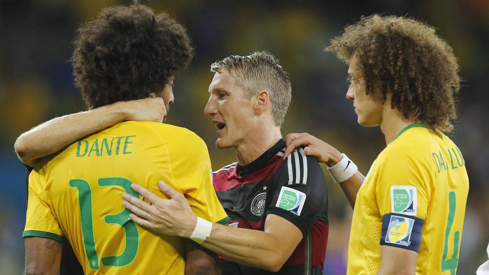 
                <strong>Schweinsteiger tröstet Dante</strong><br>
                ... Klub-Kollege Dante nach dem 1:7-Debakel, oder ...
              