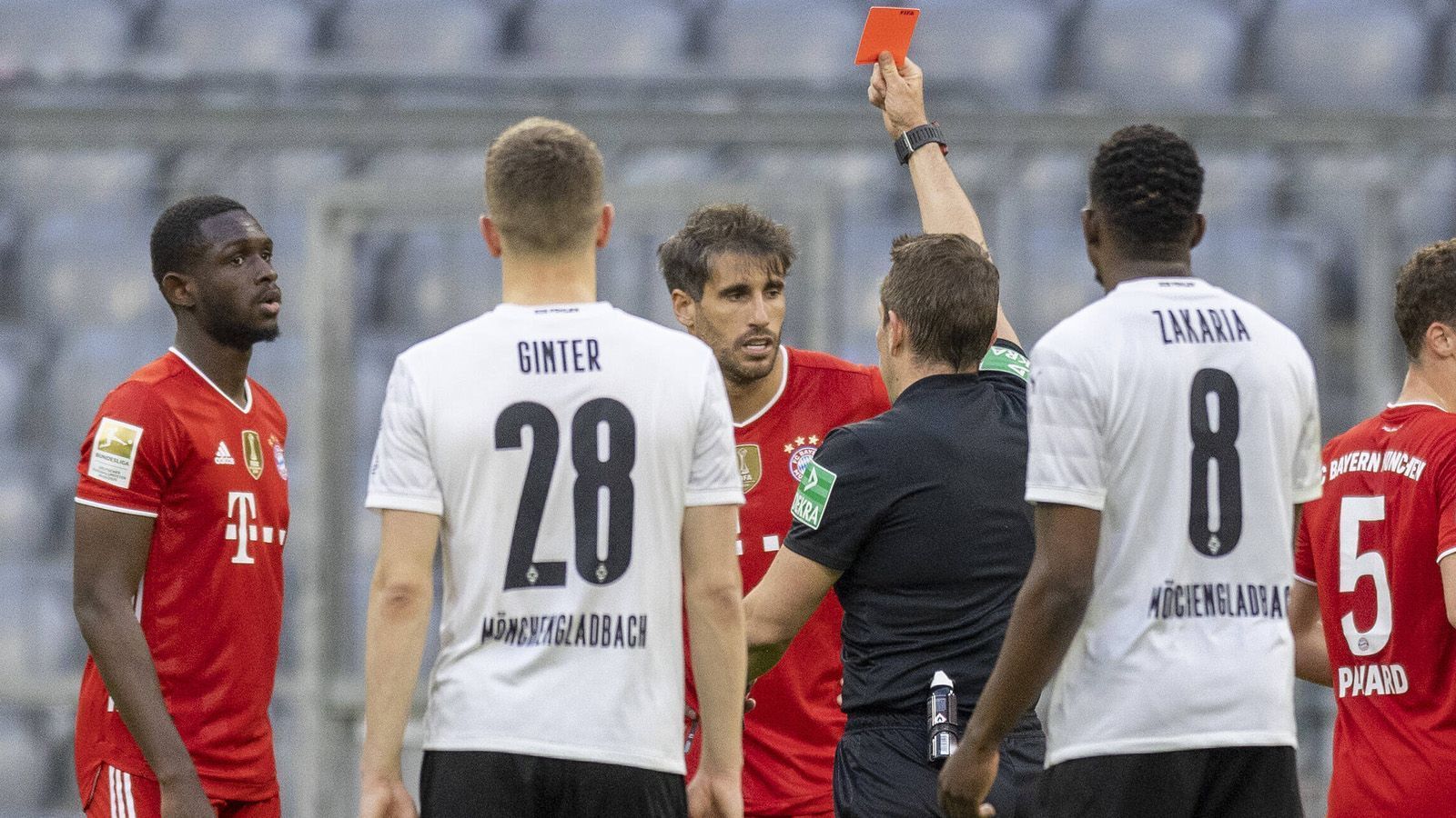 
                <strong>Bayern kassiert Platzverweise - Gladbach nicht</strong><br>
                Der FC Bayern kassierte alleine in den vergangenen sechs Bundesligaspielen gegen Gladbach zwei Platzverweise. Im Dezember 2019 wurde Javi Martinez mit der Gelb-Roten Karte vom Platz gestellt, im Mai 2021 sah Tanguy Nianzou wegen einer Notbremse die Rote Karte. Gladbach hingegen kassierte in den vergangenen elf Jahren, in denen die Mannschaft gegen den FC Bayern so erfolgreich war, keinen einzigen Platzverweis.
              