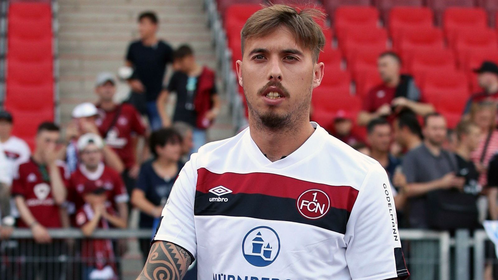 
                <strong>Mittelfeld - Iuri Medeiros (1. FC Nürnberg)</strong><br>
                Sporting Lissabon, FC Genua, Legia Warschau. Die bisherigen Stationen des 25-jährigen Portugiesen Iuri Medeiros lesen sich doch ganz gut, von daher war es etwas überraschend, dass der Flügelspieler nun beim Bundesliga-Absteiger Nürnberg landete und gleich für vier Jahre unterschrieb. Der einstige U21-Nationalspieler soll den Franken eine Ablösesumme von zwei Millionen Euro wert gewesen sein und könnte nun zu einem Faustpfand in Nürnbergs Kampf um den direkten Wiederaufstieg werden. "Der 1. FC Nürnberg ist ein großer Verein in Deutschland, der definitiv in die erste Bundesliga gehört. In den Gesprächen mit den Verantwortlichen habe ich festgestellt, dass ich mich mit den Zielen des FCN voll identifizieren kann", erklärte Medeiros anlässlich seiner Präsentation beim "Club". 
              