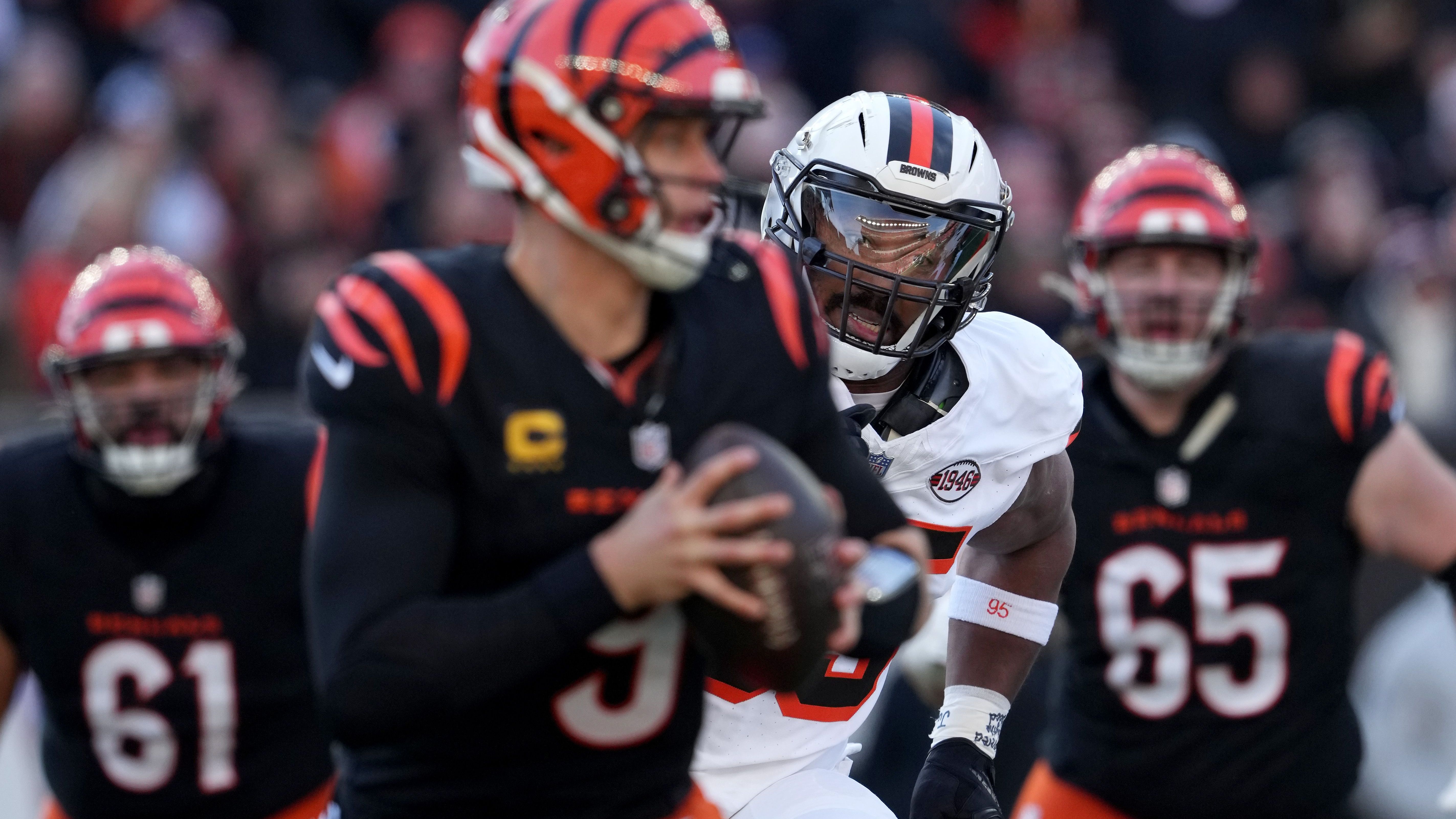 <strong>Week 16: Myles Garrett</strong><br>Mit seinem Sack gegen Joe Burrow von den Cincinnati Bengals hat der Defensive End der Cleveland Browns Geschichte geschrieben. Es war der 100. NFL-Sack des 28-Jährigen. Damit ist Garrett der erste Spieler überhaupt in der Liga-Historie, der vor seinem 29. Geburtstag diese Marke erreicht hat. Garrett wird am 29. Dezember 29 Jahre alt. Bis zum ewigen Bestwert von 200-Karriere-Sacks von Bruce Smith ist es aber noch ein bisschen hin.