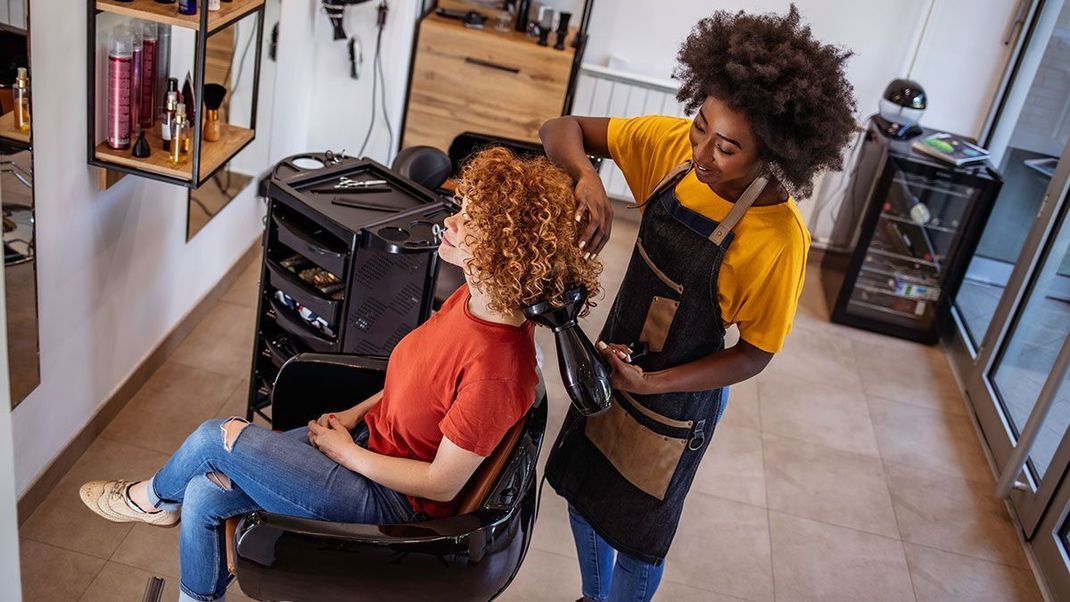 Nicht nur die Pflege ist ausschlaggebend für schöne Locken – auch der Haarschnitt muss perfekt und auf deinen Look abgestimmt sein. Mehr dazu im Beauty-Artikel.