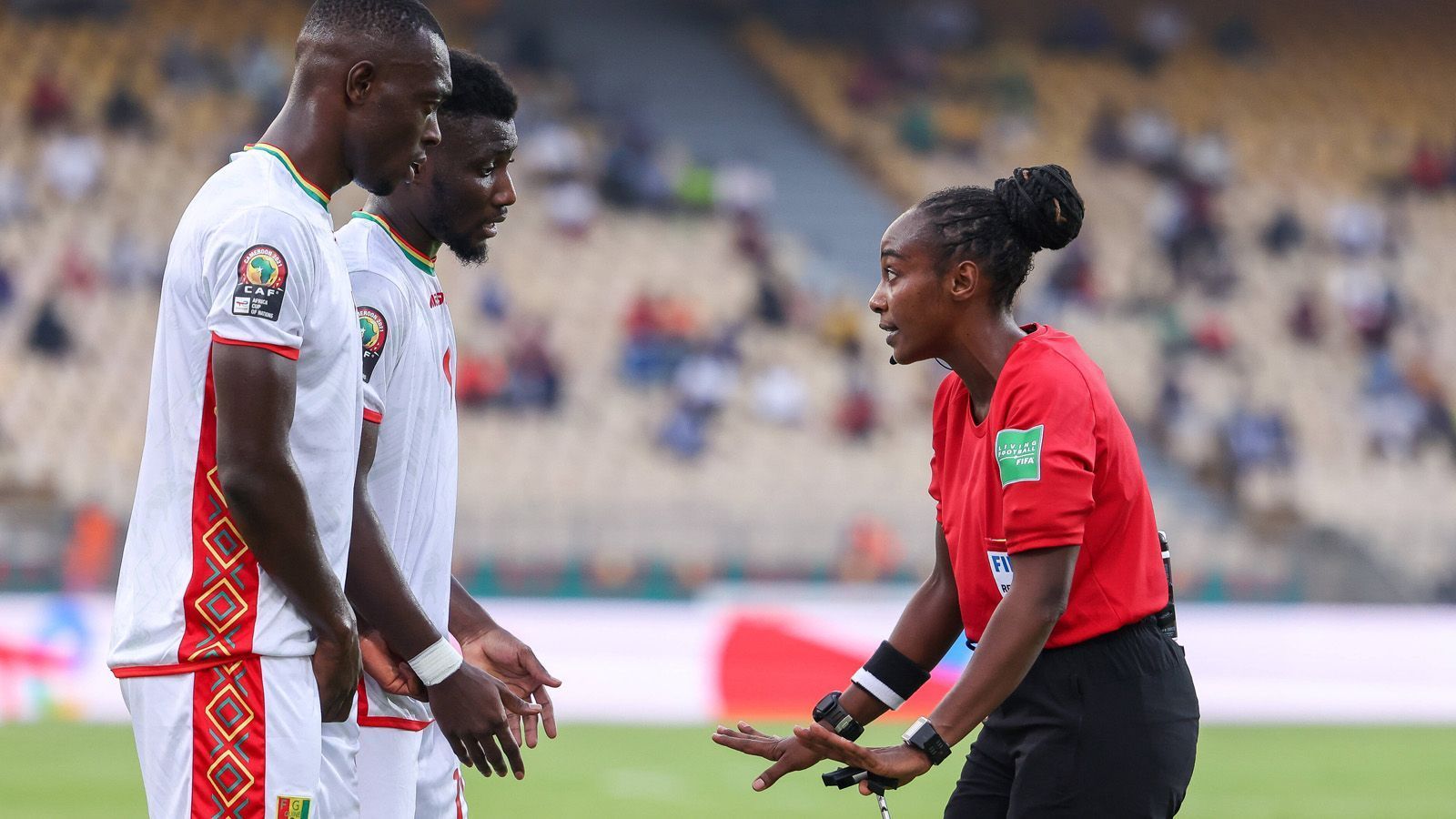 
                <strong>Salima Mukansanga (Schiedsrichterin)</strong><br>
                Die 34-Jährige aus Ruanda ist auch kein unbeschriebenes Blatt. In diesem Jahr nahm sie als erste Frau in der Geschichte als Referee beim Afrika-Cup der Männer teil. Auch bei den Olympischen Spielen, in der Frauen-Champions-League sowie bei der Frauen-WM 2019 kam Mukansanga bereits zum Einsatz. 
              
