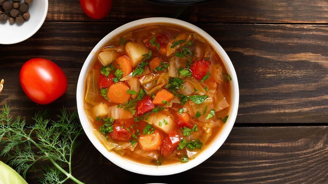 Kohlsuppe mit Tomaten hilft dir beim Abnehmen und versorgt dich gleichzeitig mit viel Gemüse und Flüssigkeit.