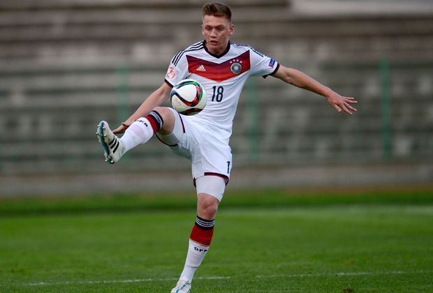 
                <strong>Verteidigung: Jonas Busam </strong><br>
                Jonas Busam ist gesetzt und kam bis zum Finale über die komplette Distanz zum Einsatz. Während er im DFB-Team über die rechte Abwehrseite kommt, agiert er beim SC Freiburg im defensiven Mittelfeld. Von Wück wird der flexible 17-Jährige als "Kilometerfresser" bezeichnet.
              