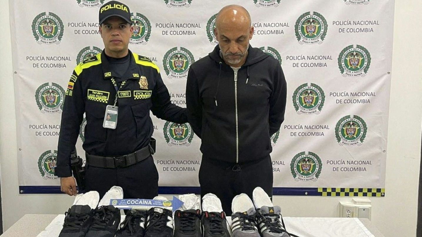 
                <strong>Diego Osorio (Drogenschmuggel)</strong><br>
                Der ehemalige kolumbianische Nationalspieler Diego Osorio ist erneut wegen Drogenhandels festgenommen worden. Wie aus einer Polizeimeldung hervorgeht, wurde der 52-Jährige an einem kolumbianischen Flughafen mit knapp zwei Kilogramm Kokain erwischt, als er versuchte einen Flug nach Madrid anzutreten. Für Osorio, der die Drogen in Schuhen versteckt hatte, ist es bereits die dritte Verhaftung wegen vergleichbarer Vergehen - 2016 wurde er zu Hausarrest verurteilt. Der ehemalige Verteidiger lief in den 1990er-Jahren 17 Mal für die kolumbianische Nationalmannschaft auf. Auf Klubebene spielte er lange für Atletico Nacional in Medellin.
              
