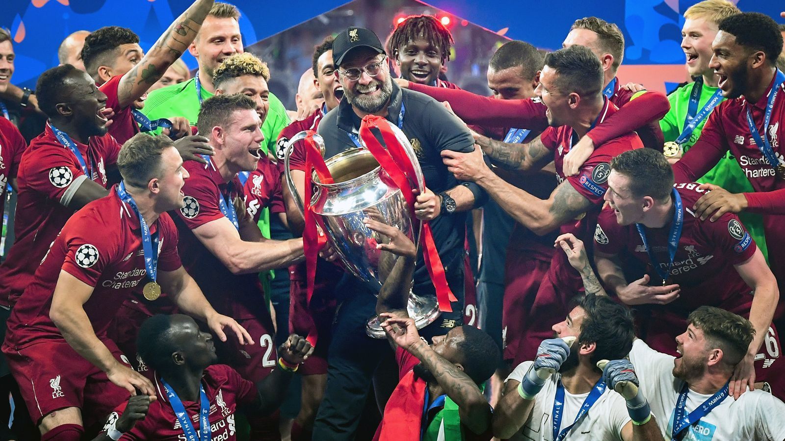 
                <strong>Champions-League-Sieg 2019</strong><br>
                Denn Anfang Juni 2019 waren Klopp und Liverpool dann am Ziel der Träume angekommen. Die "Reds" holten zum ersten Mal seit 2005 wieder den Titel in der Champions League. Im rein englischen Finale gewann das Klopp-Team mit 2:0 gegen Tottenham Hotspur. Der Jubel kannte keine Grenzen. Tagelang. Und nächtelang.
              