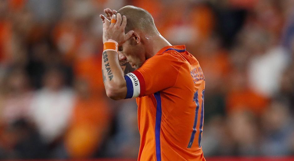 
                <strong>Wesley Sneijder</strong><br>
                Und die Mannschaft? Die steht nun in Schweden vor einer immens schweren Aufgabe. Wesley Sneijder wollte sich mit seinen Kameraden keinesfalls verstecken und gab sich ebenso wie Bondscoach Blind (noch) kämpferisch. Doch am Ende weiß auch der so erfahrene Mittelfeldmann und Kapitän: "Wir wollen nicht gewinnen, wir müssen. Mit der Partie in Schweden steht und fällt alles." Nur der Erste der Gruppe qualifiziert sich für die Weltmeisterschaft direkt. Und neben Schweden wartet übrigens der EM-Finalist Frankreich auf das Chaosteam Oranje.
              