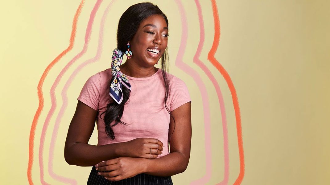 Unser Styling-Tipp: Flechtet ein Seidentuch in euren Haarzopf und euer Look ist perfekt. Mehr über aktuelle Haar-Accessoires-Trends findet Ihr im Beauty-Artikel. 